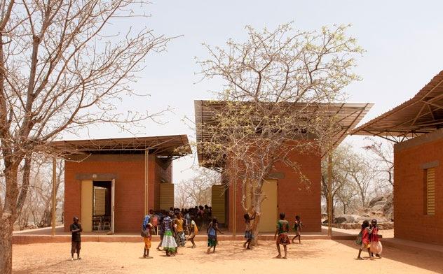 Eindrücke aus Burkina Faso – Kinder vor der Schule in Schlingensiefs Operndorf, Foto Erik-Jan Ouwerkerk