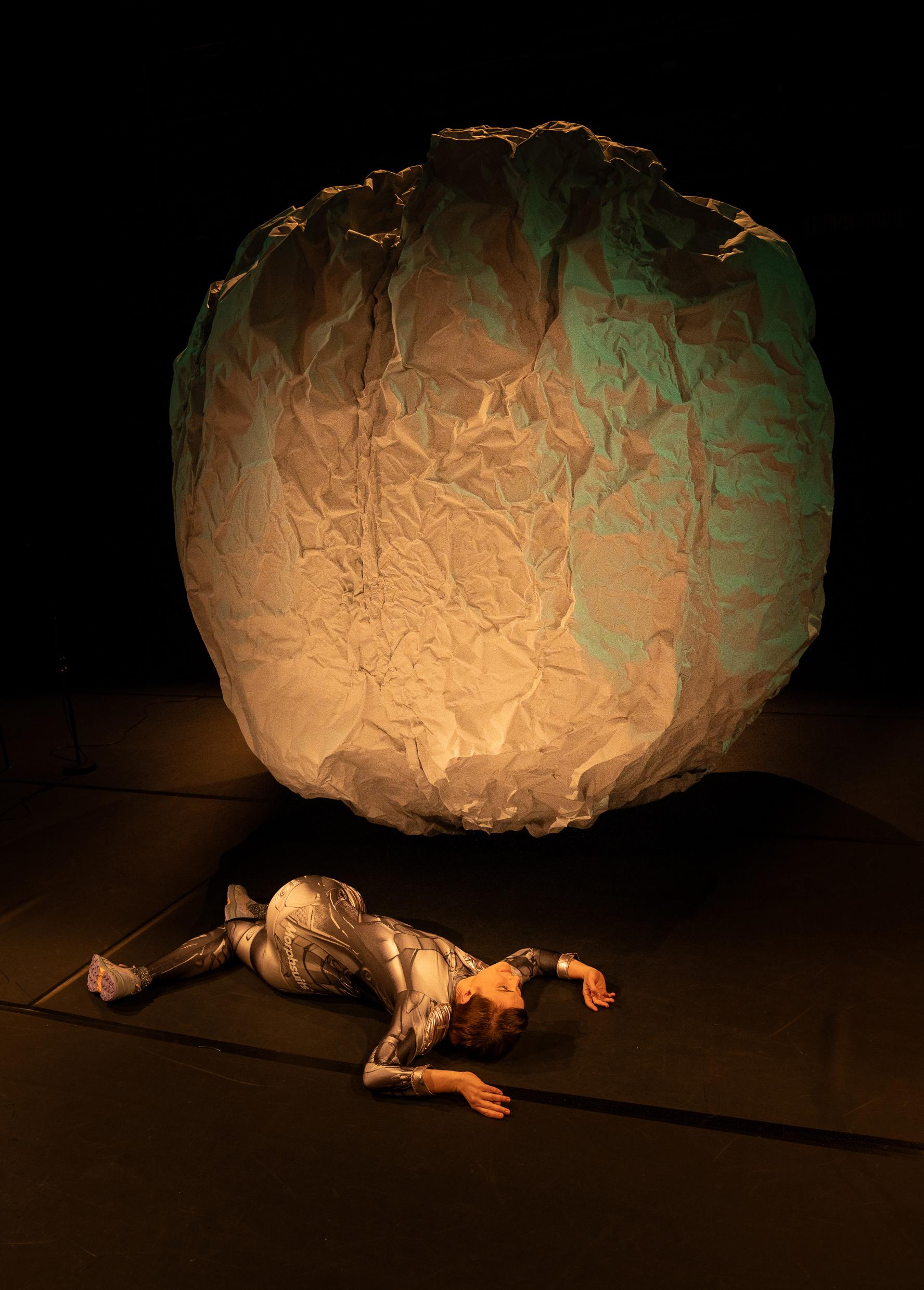 Pina Bergemann in „Die Entführung der Amygdala“ in ihrer Regie gemeinsam mit Babett Gube am Theaterhaus Jena. Foto Joachim Dette