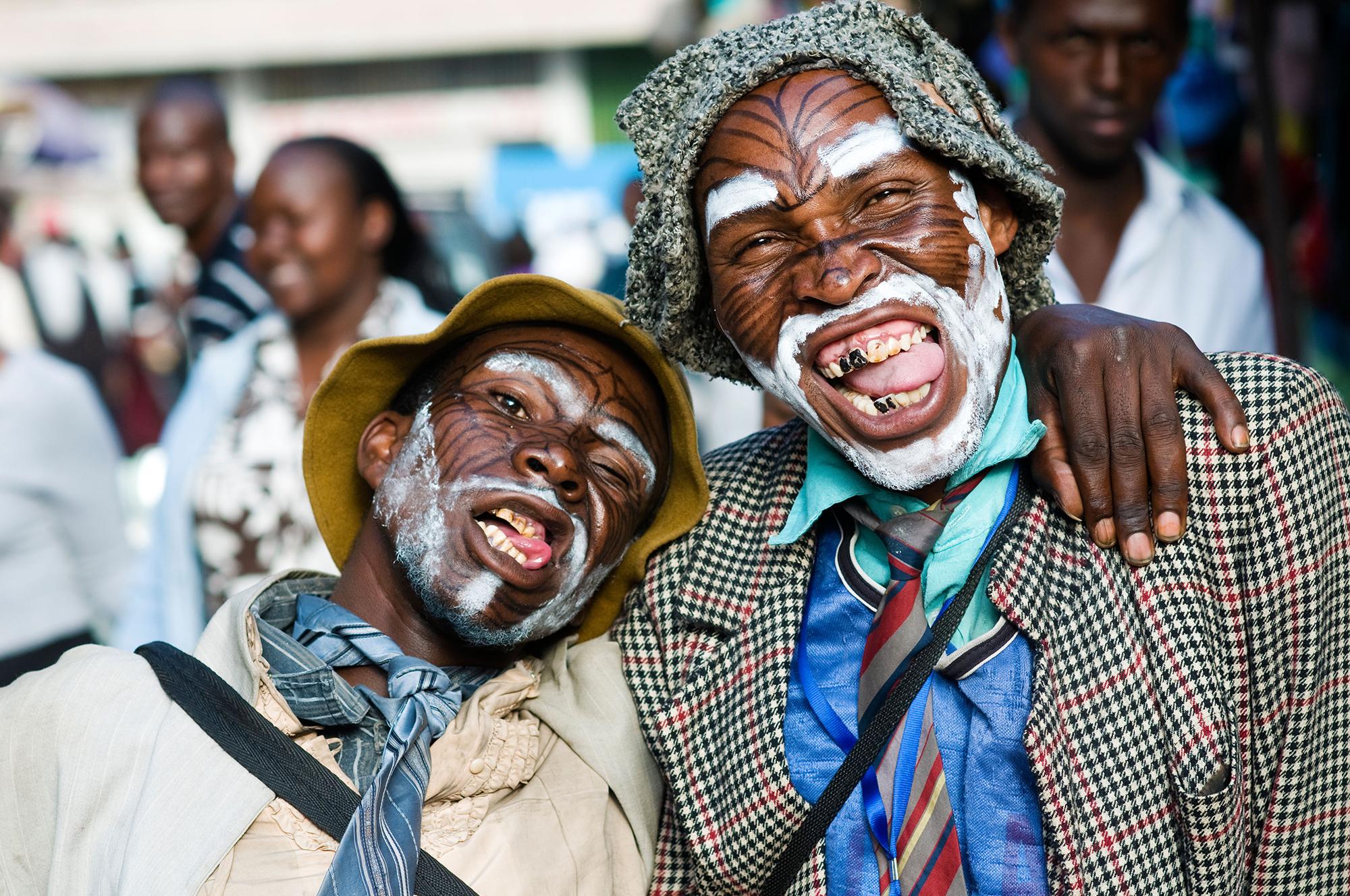 Zwei Straßenclowns in Nakuru, Kenia.