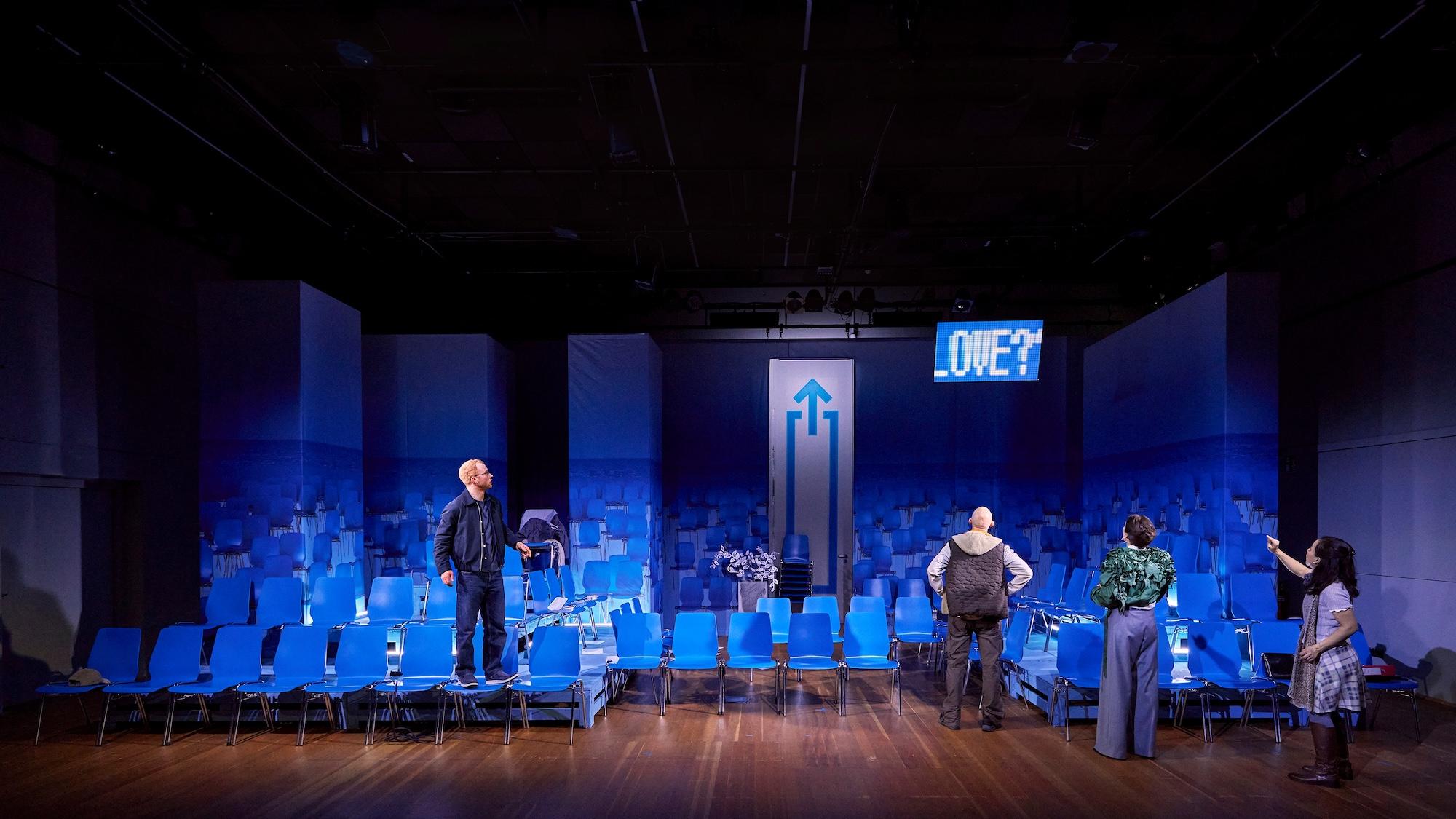 Kein schlechtes Signal in diesen Tagen: Leonhard-Frank-Stipendiatin Annika Henrich hat mit „Das Rathaus – Liebe Leute“ ein Stück für's Mainfrankentheater Würzburg geschrieben, das völlig kitschfrei zum Miteinander einlädt.