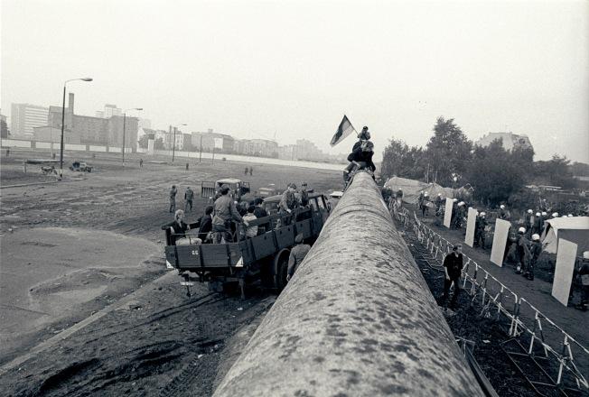 Als sich der ideologische Betonblock in Einzelteile zerlegte – Die  Berliner Mauer am sogenannten Lenné-Dreieck im Ostteil der Stadt,  das vom Westen aus frei zugänglich war. 1988 wurde das Areal  kurzzeitig von linken Autonomen besetzt. Foto: Fritz Engel / Archiv Agentur Zenit