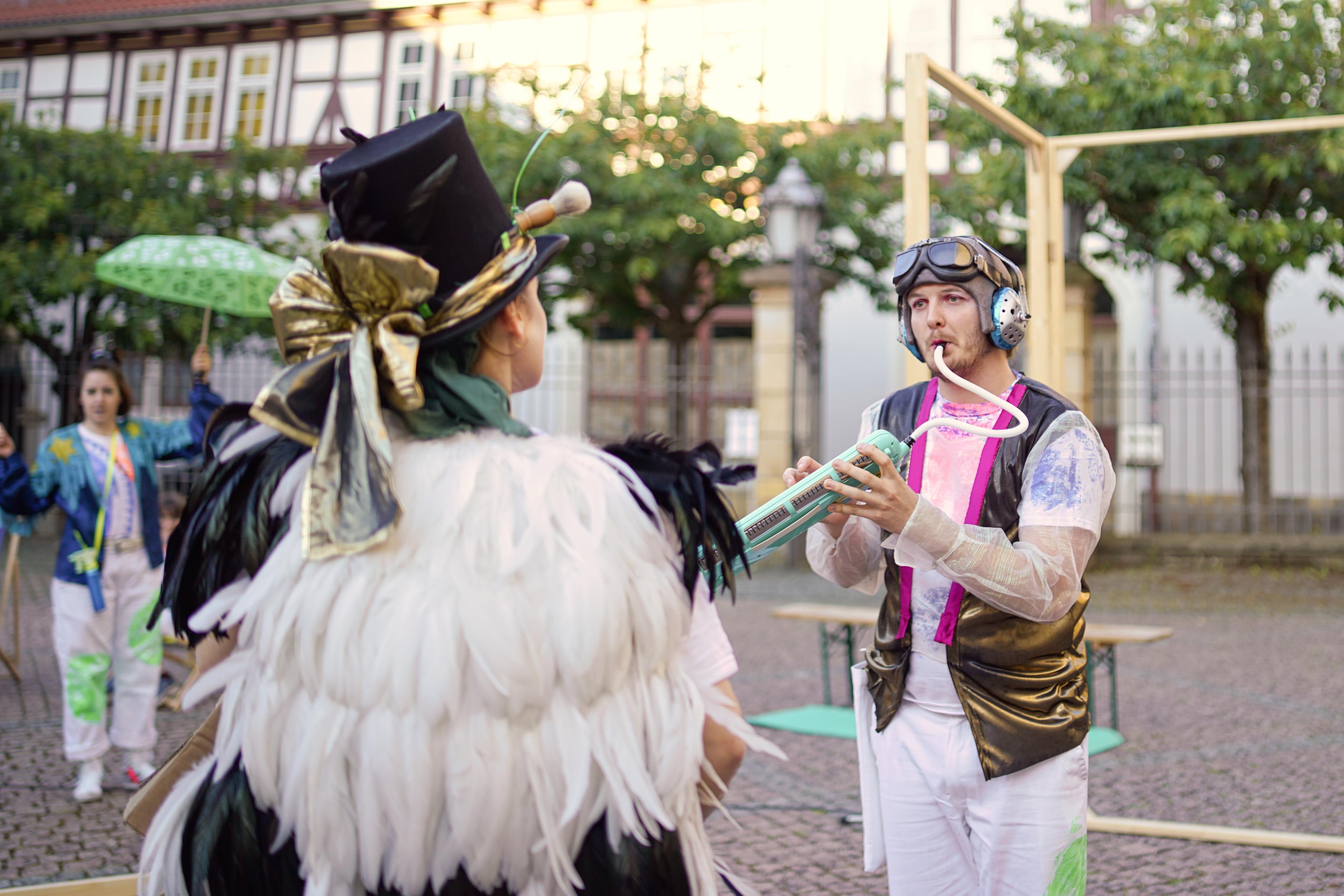 Alexander Müßig als Klangklang mit Elisabeth Rasch als Cäpt’n Elster in der „Grünen Bande“, links im Hintergrund Friederike Fink als Inpetto. Dorothea Brandt/Landestheater Eisenach