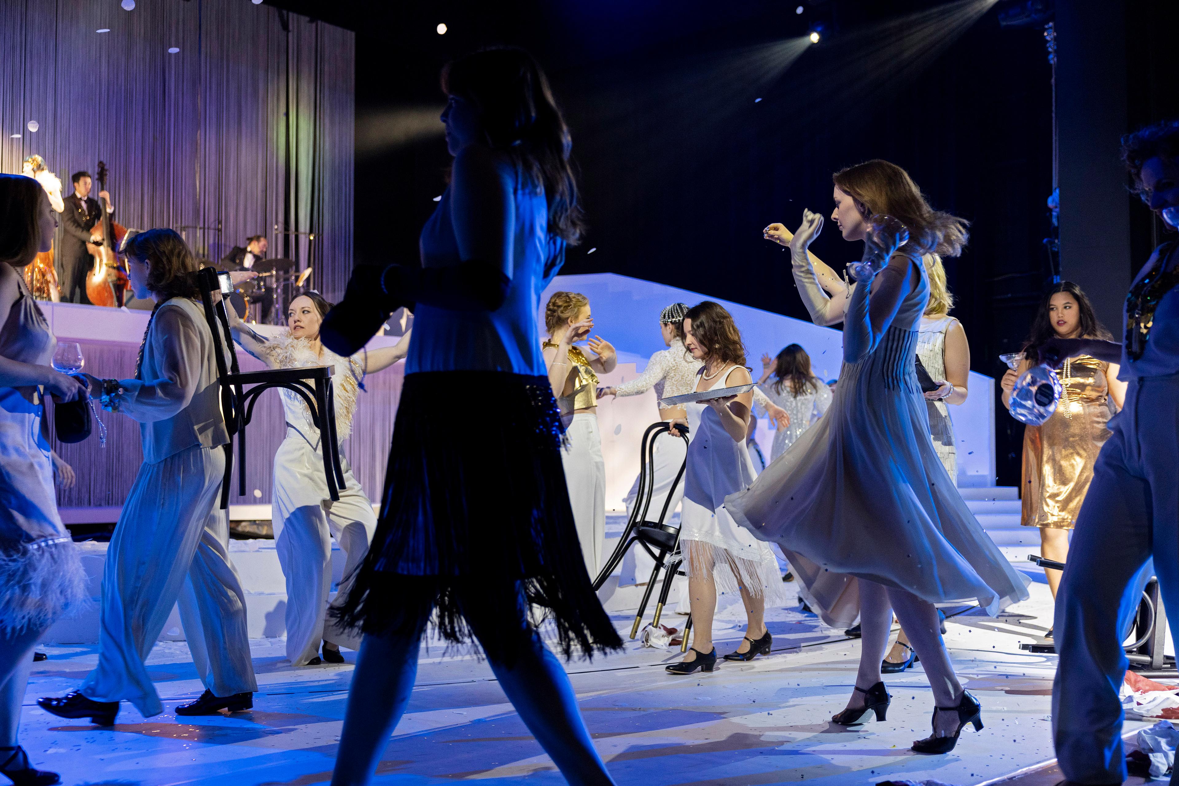 Eine rauschende Party der Einsamkeit: „Der große Gatsby“ von Rebekka Kricheldorf nach F. Scott Fitzgerald am Theater Bielefeld in einer Inszenierung von Malte Kreutzfeld. 