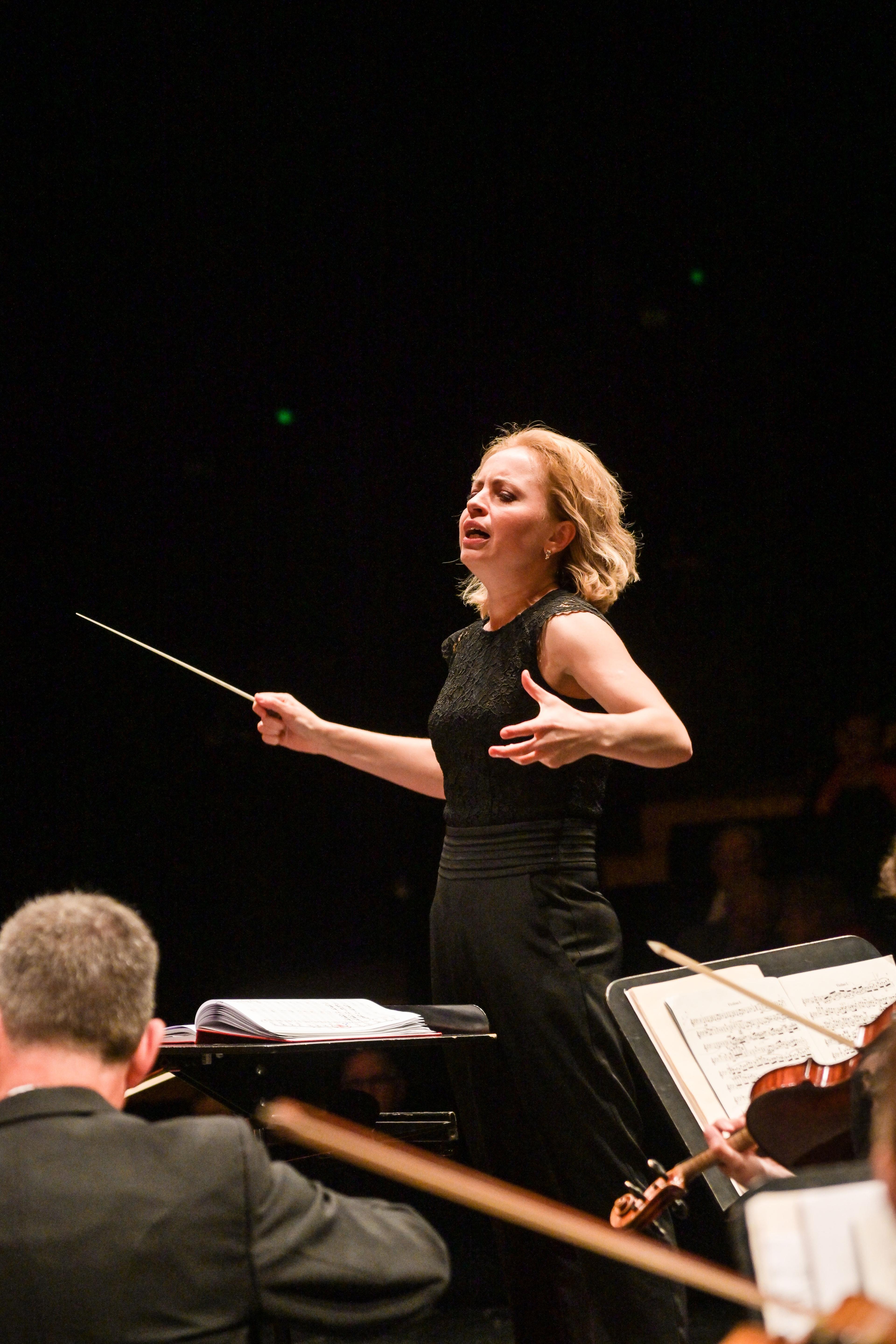 Anna Skryleva und die Magdeburgische Philharmonie. Foto Nilz Boehme