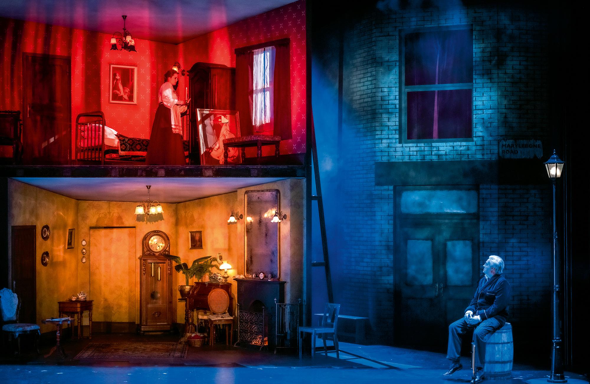 Szenen aus „The Lodger“ von Phyllis Tate an der Oper Wuppertal. Musikalische Leitung Yorgos Ziavras, Inszenierung Greg Eldridge, Bühne Alyson Cummins, Kostüme Evelien Van Camp