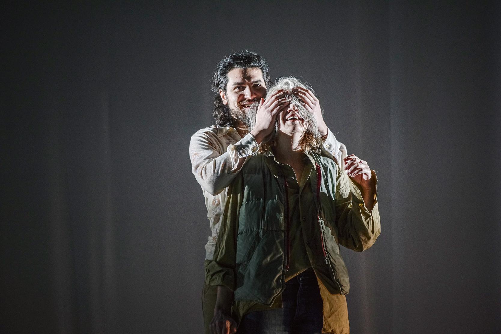 „Die Kindheit ist ein Messer an der Kehle“: Noah Baraa Meskina und Evgenia Dodina in „Verbrennungen“ von Wajdi Mouawad in der Regie von Burkhard C. Kosminski am Staatstheater Stuttgart. Foto T + T Fotografie, Toni Suter