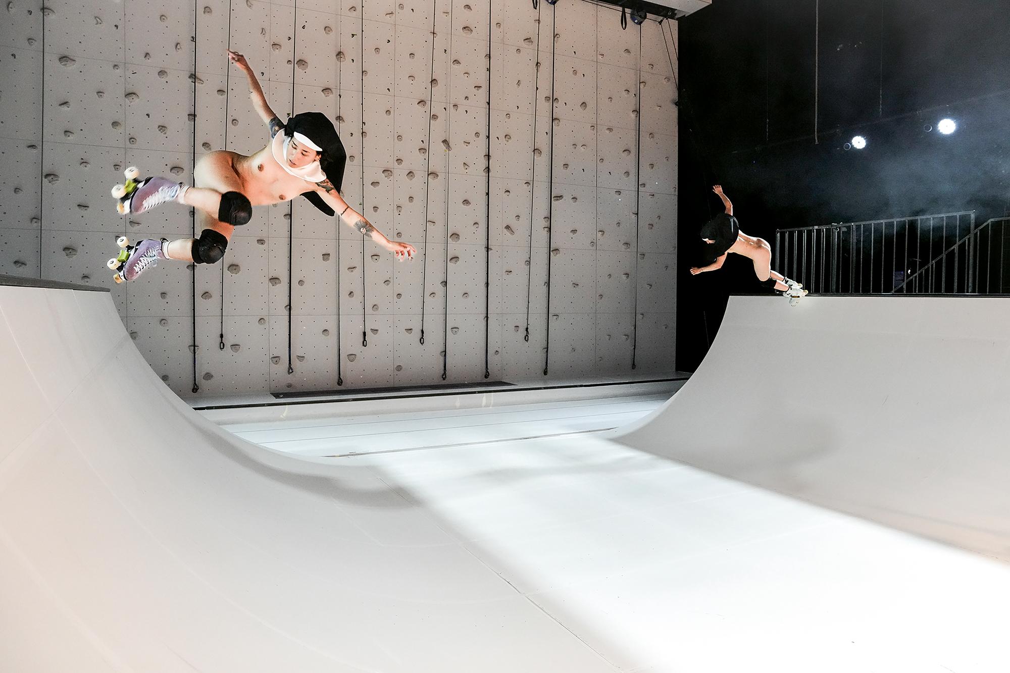 Opernperformance von Florentina Holzinger mit Paul Hindemiths Oper „Sancta Susanna“ (Libretto: August Stramm). Regie und Choreografie Florentina Holzinger, Musikalische Leitung Marit Strindlund, Bühne und Kostüme Nikola Kneževic´ . Uraufführung am Mecklenburgisches Staatstheater, Schwerin, 2024