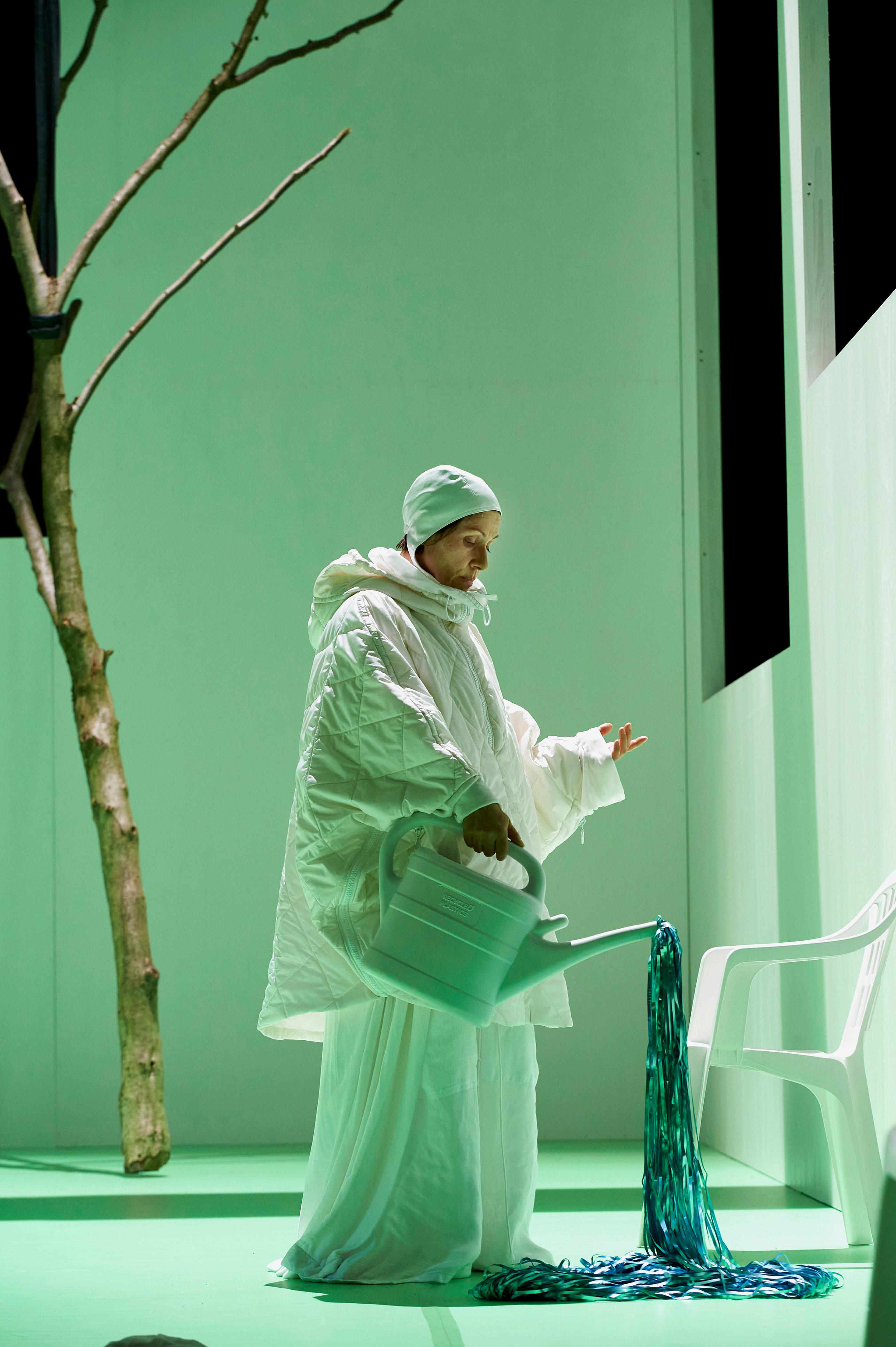 Annett Kruschke in „Spitzenreiterinnen“ nach dem Roman von Jovana Reisinger am Staatstheater Kassel. 