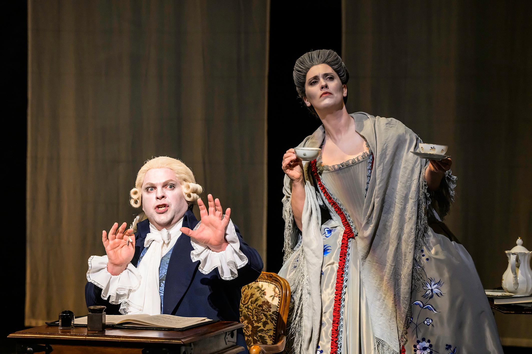 Neoliberale Ausbeutung wegopern? „Homo Oeconomicus“ von Andrea Tarrodi, Libretto Helena Röhr (UA) – Musikalische Leitung Hyerim Byun, Inszenierung Helena Röhr, Bühne Maike Simon, Kostüme Natalie Nazemi an der Staatsoper Hannover. Foto Bettina Stoess