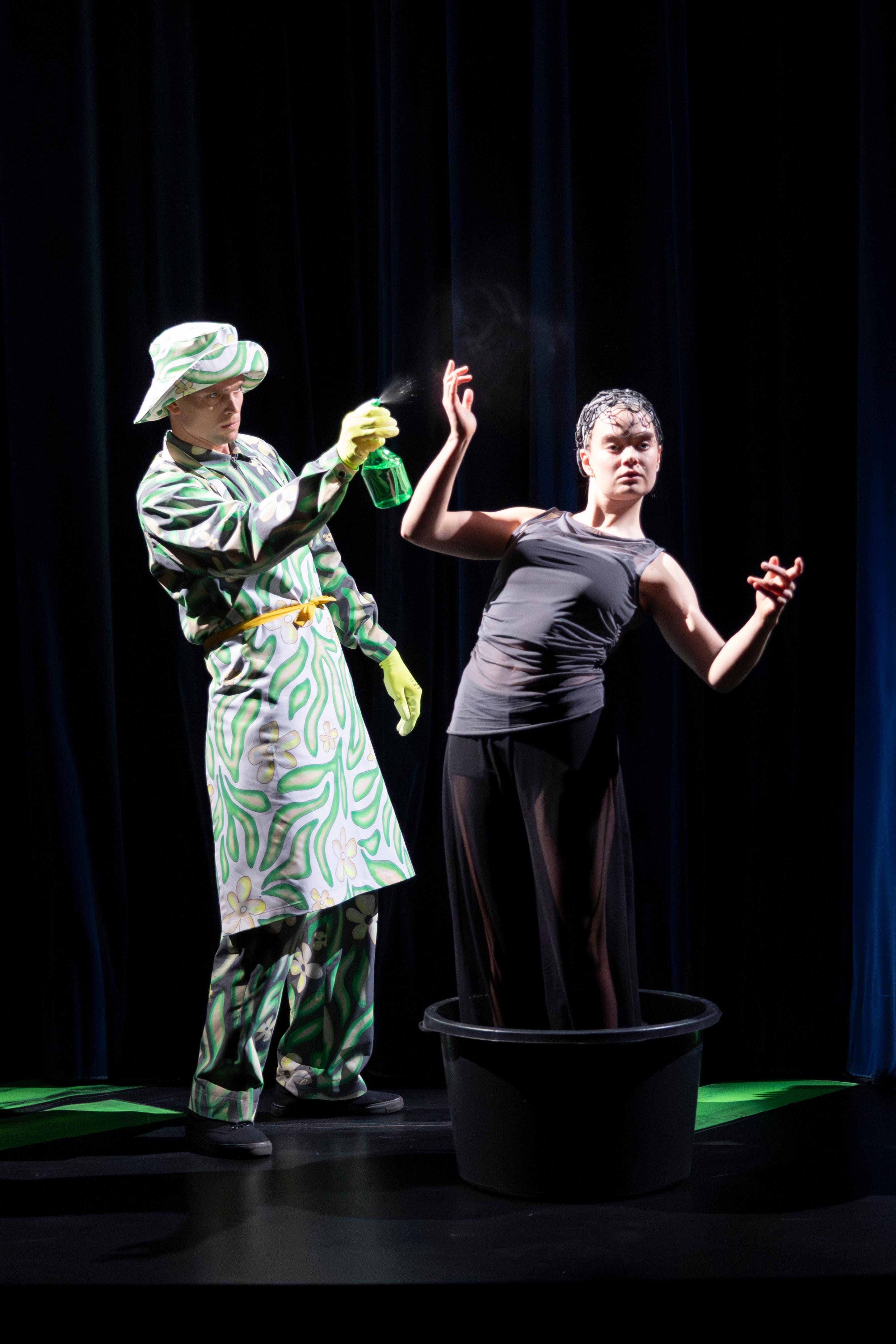 Erobern sich Wälder die Städte zurück? „Wald“ von Miriam V. Lesch am Theater Lübeck. 