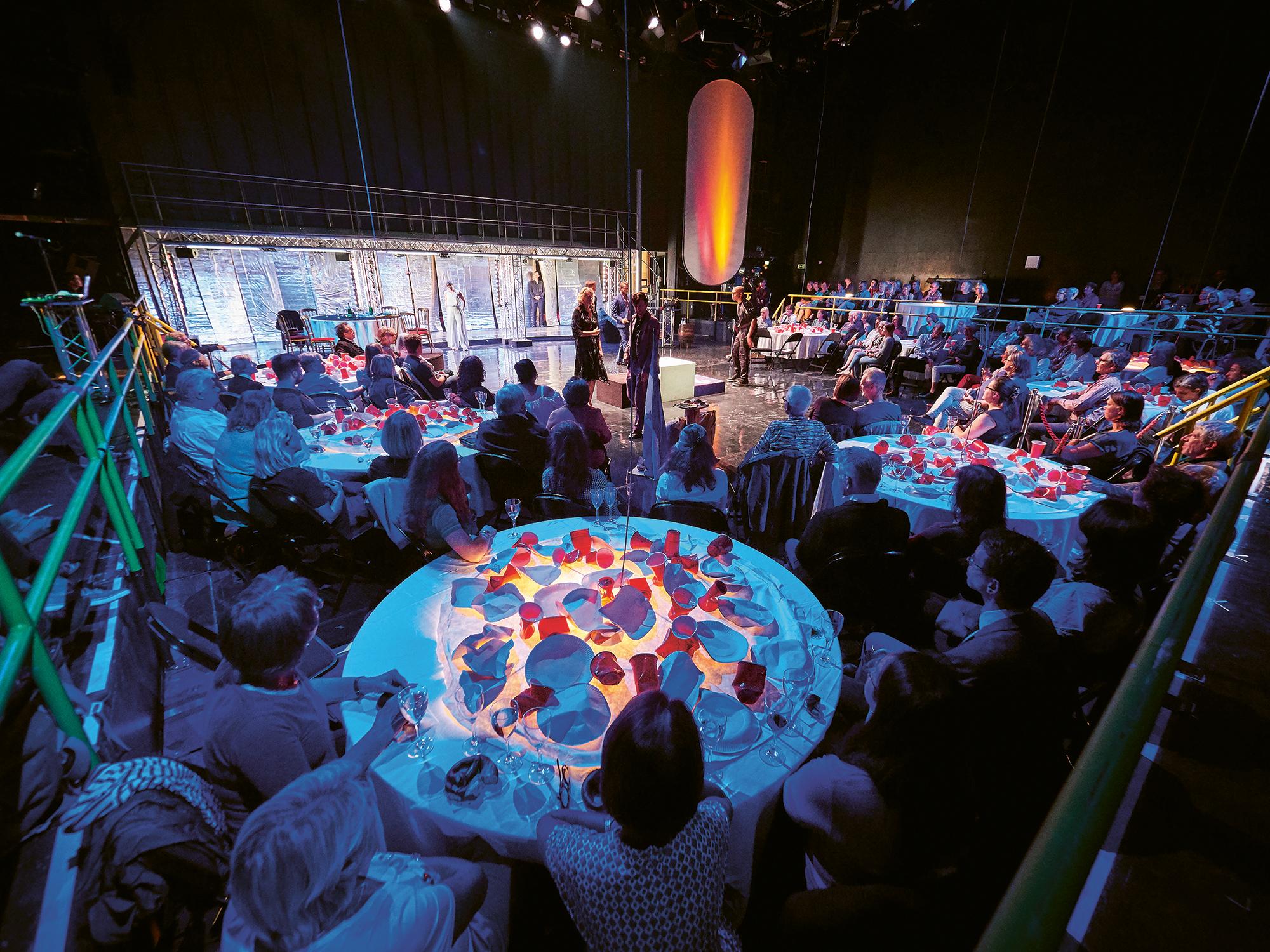 Ensemble und Publikum in „Abiball“ — von Lutz Hübner und Sarah Nemitz — Regie: Robert Lehniger. UA: Düsseldorfer Schauspielhaus 2018