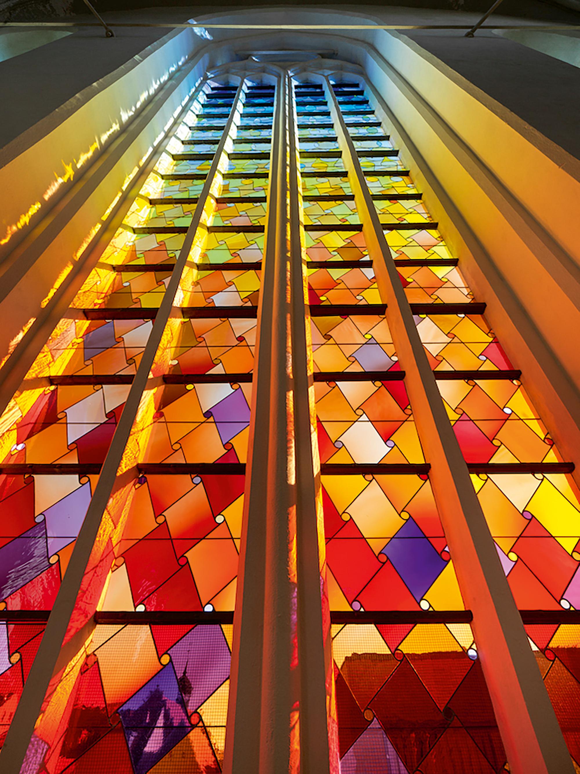 Olafur Eliasson, Detailaufnahmen „Fenster für bewegtes Licht“, 2024. Einbau des Ostfensters von Olafur Eliasson am Dom St. Nikolai, Greifswald, Deutschland