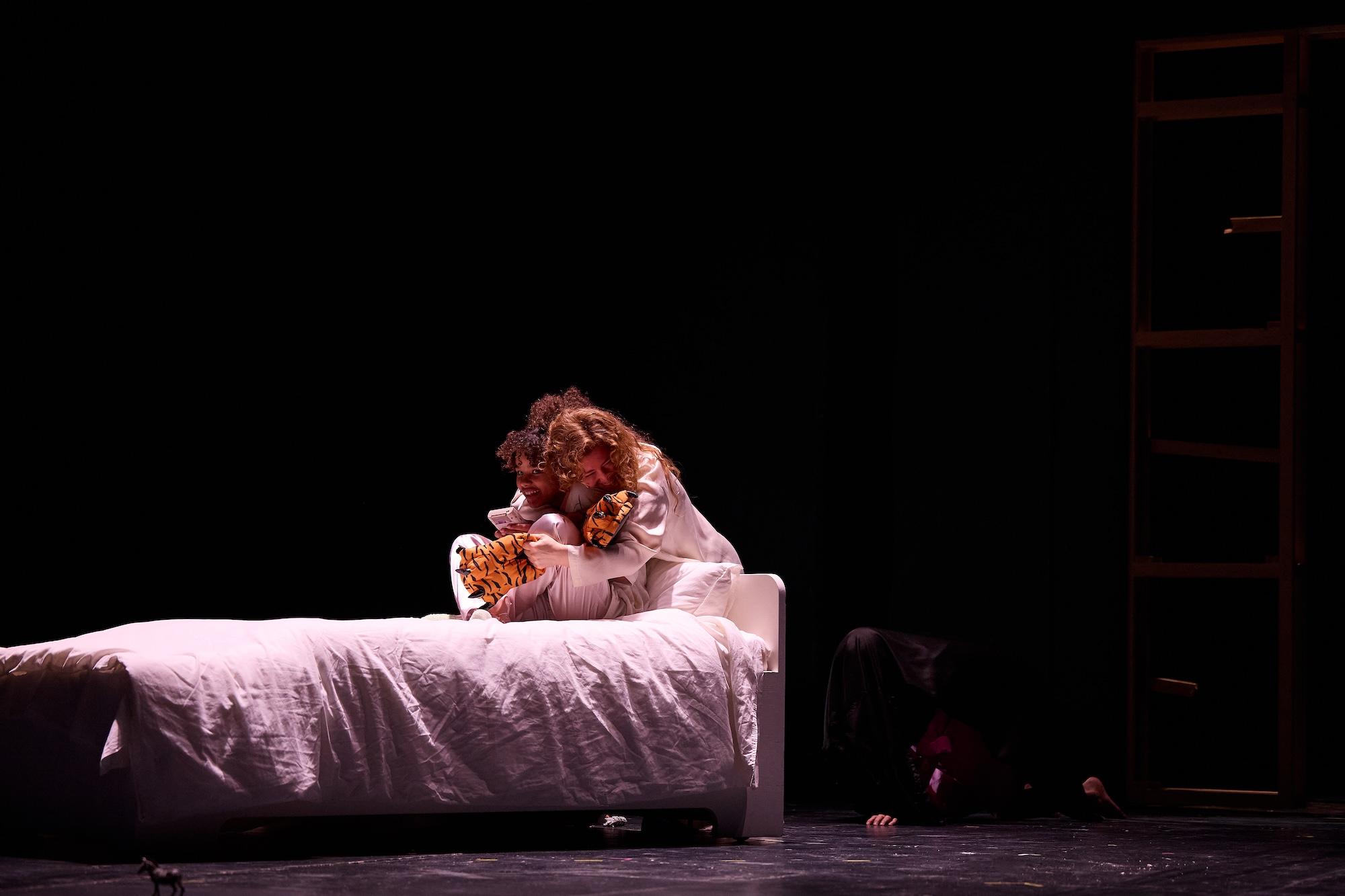 Das Regie-Trio Recke / Lehmann / Froelicher seziert im Schauspielhaus Zürich die frühe Ich-Werdung als rassifizierte Beziehungsgeschichte zwischen Kindern, Müttern und abwesenden Vätern.