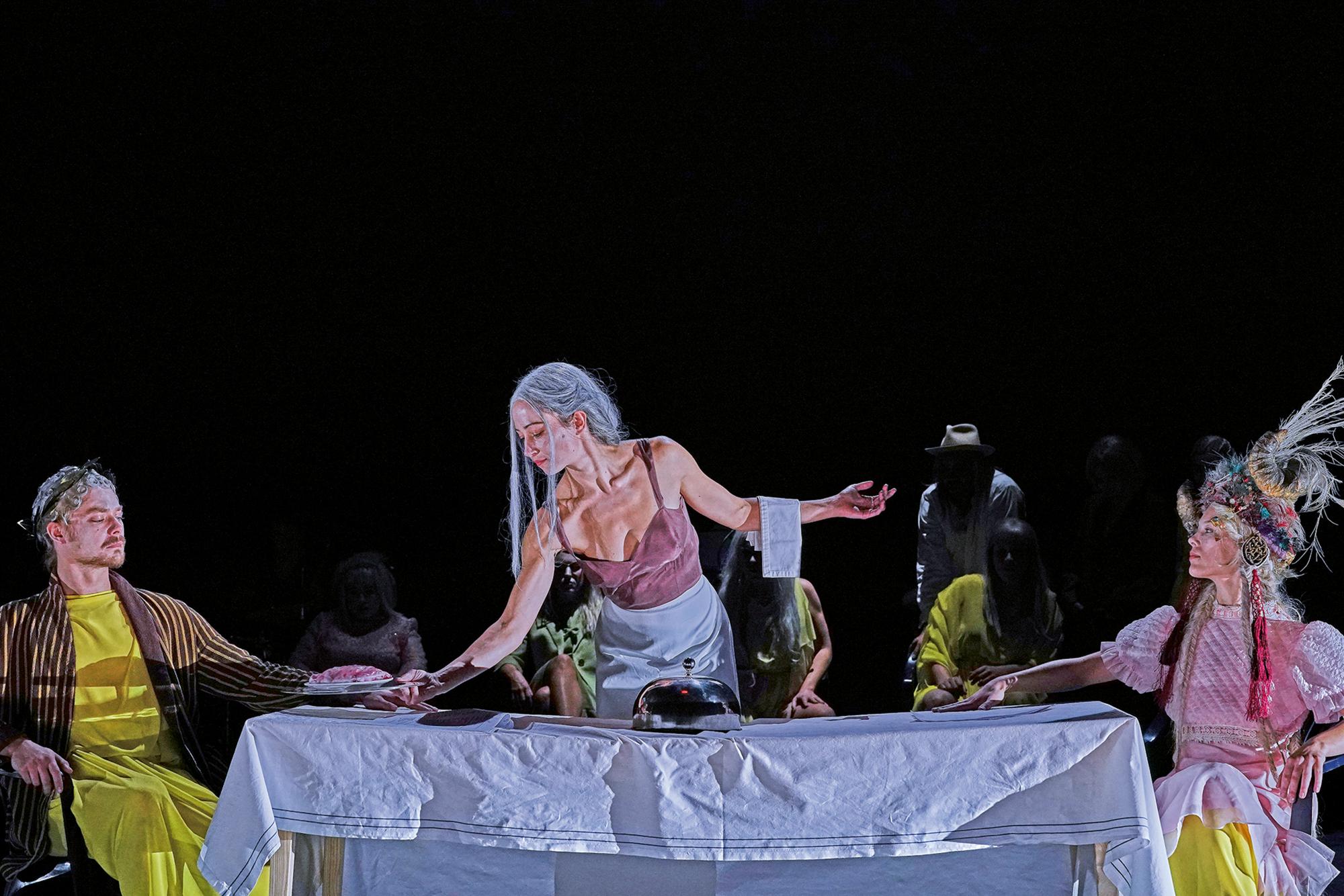 „Metamorphosen“ nach Ovid. Regie Antú Romero Nunes am Theater Basel, 2020. Bühne Matthias Koch, Kostüm Victoria Behr