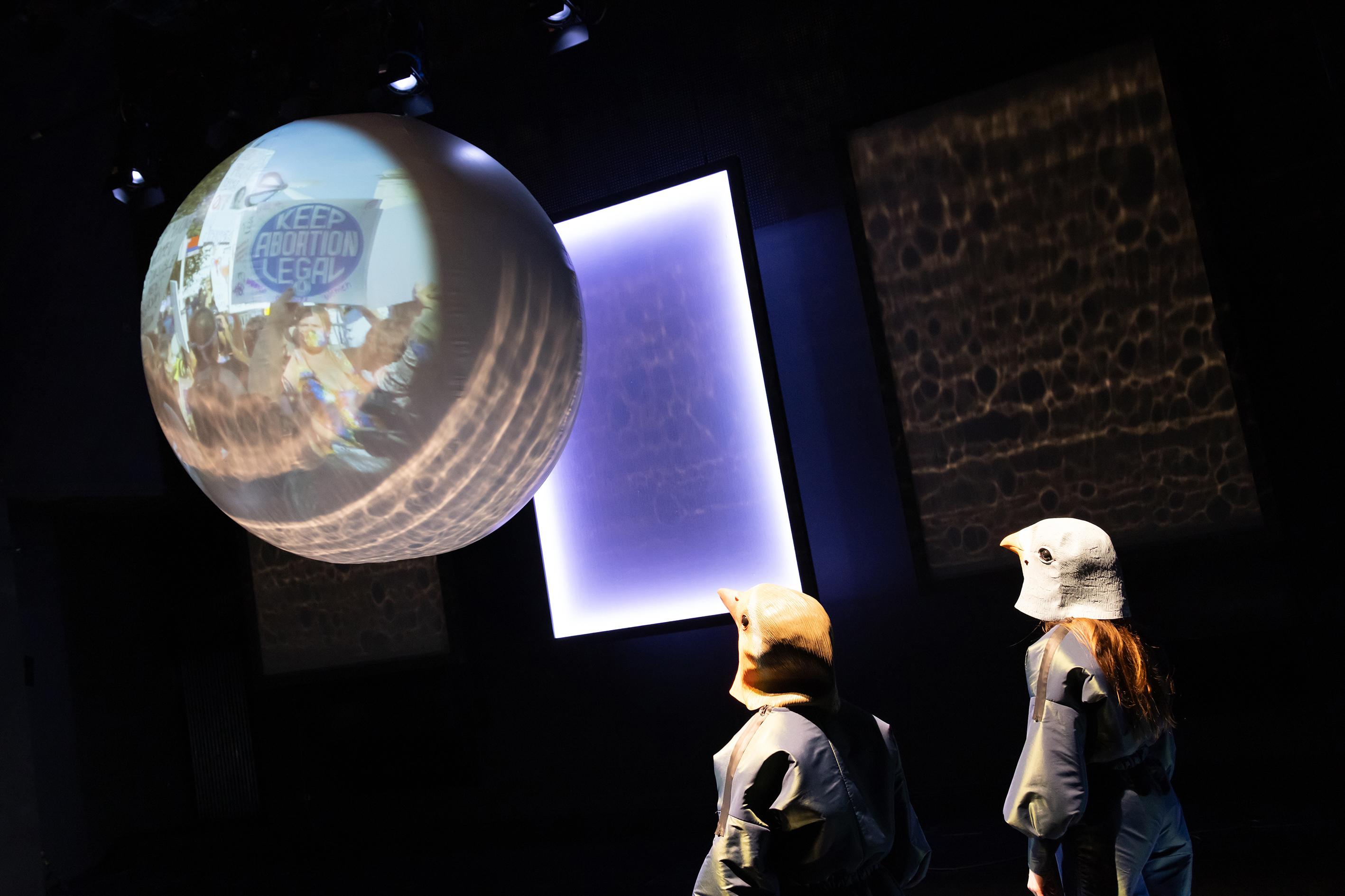 Antje Bothe und Mona Georgia Müller in „Am Rande des Orbits“ von Nora Deetje Leggemann in der Regie von Sahar Rezaei. Foto Claudia Heysel