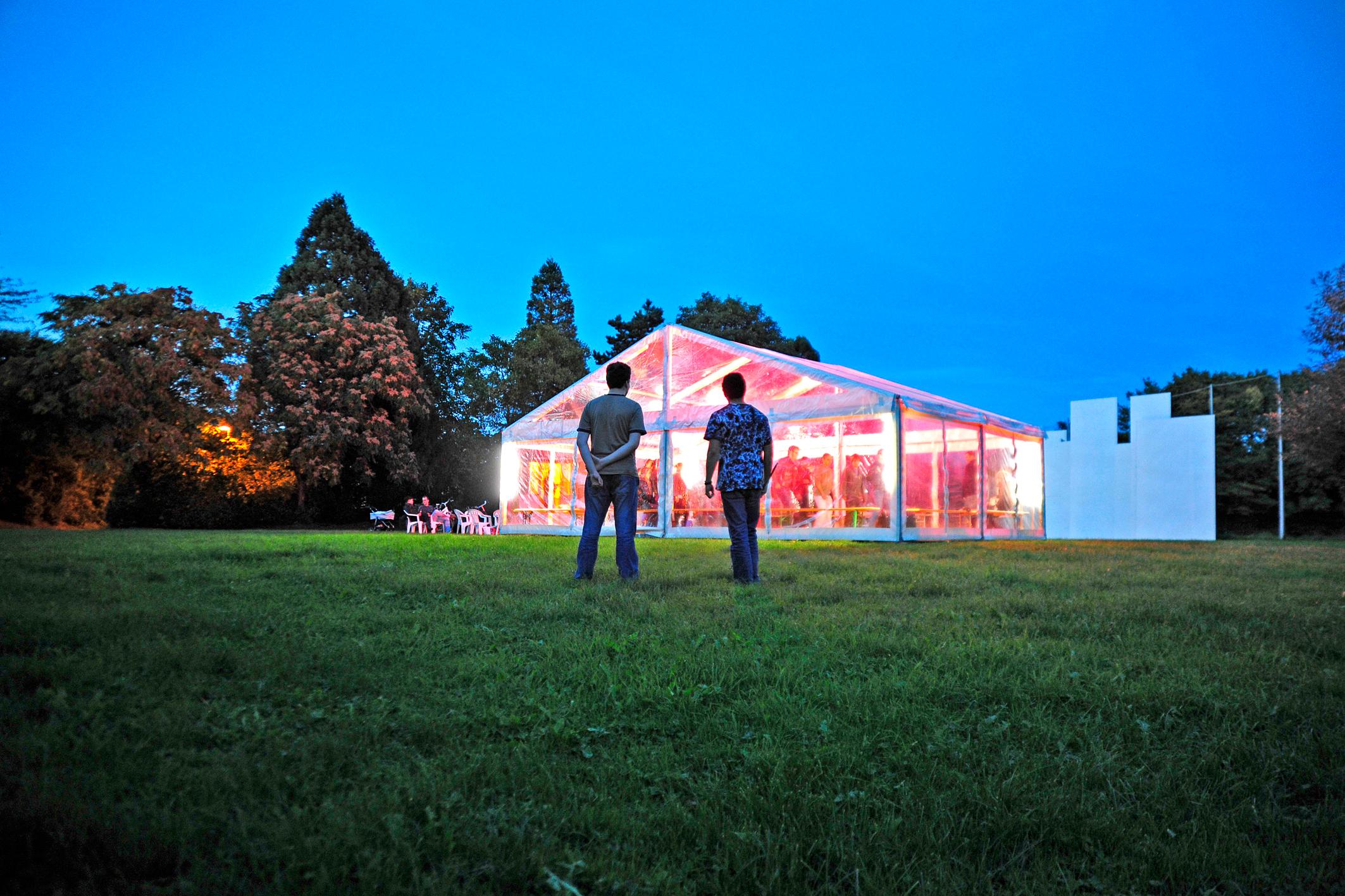 Langzeitbespielung des Freiburger Stadtteils Haslach 2010 – 2013 mit „Haslach – deine Heimat“, „Finkenschlag“, „Gutleutmatten“ und der Performance im Großen Haus „Showtime Finkenschlag“. Foto: Maurice Korbel