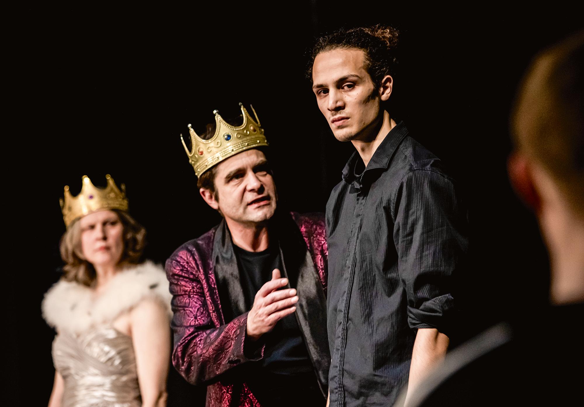 Elke Borkenstein, Philipp Manuel Rothkopf und Furkan Yaprak in „Hamlet“ von William Shakespeare aus dem Englischen von Heiner Müller in der Regie von Laurent Chétouane am Theater Aachen