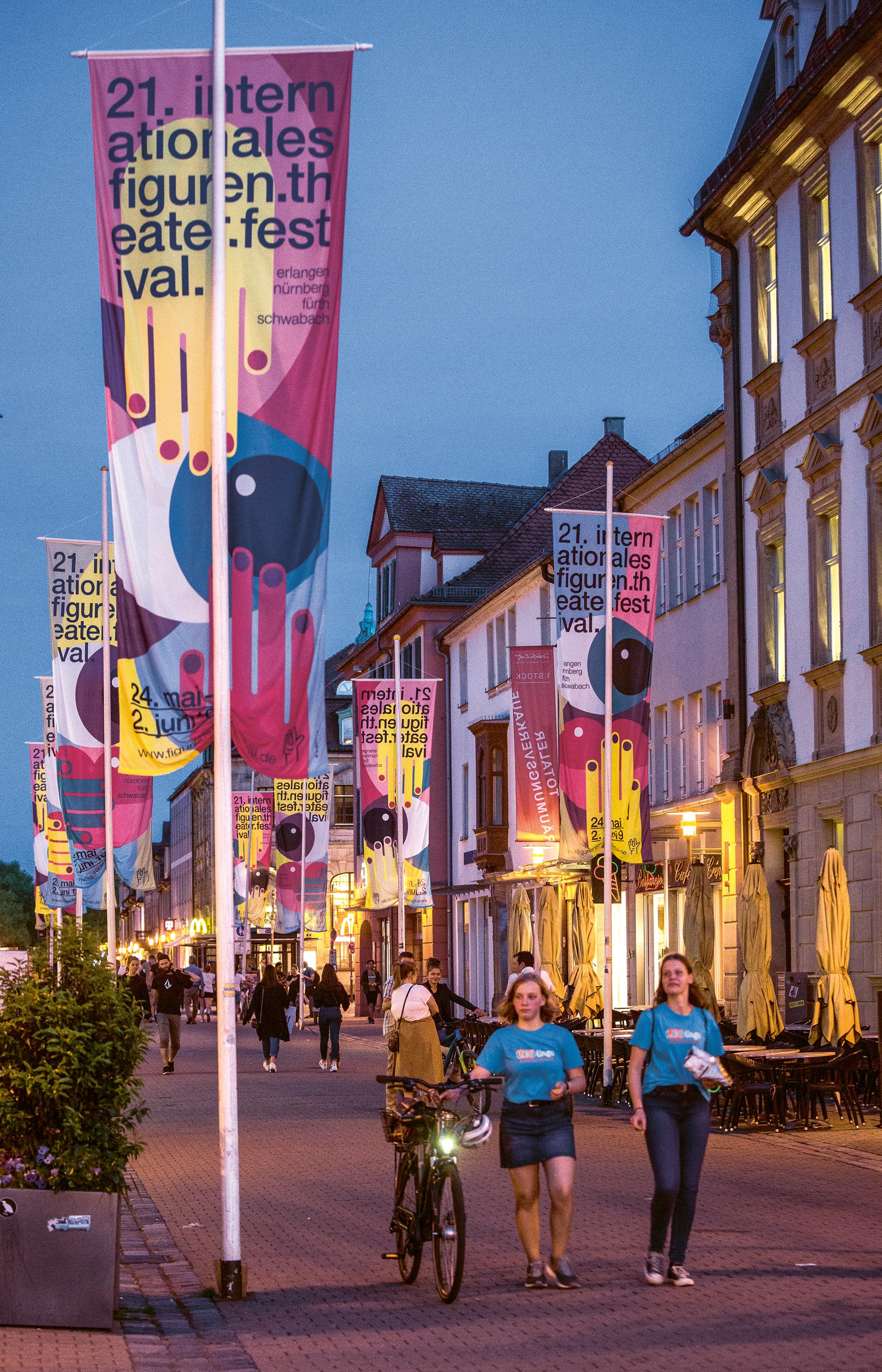 Festivalflaggen in der Erlanger Innenstadt. 2019