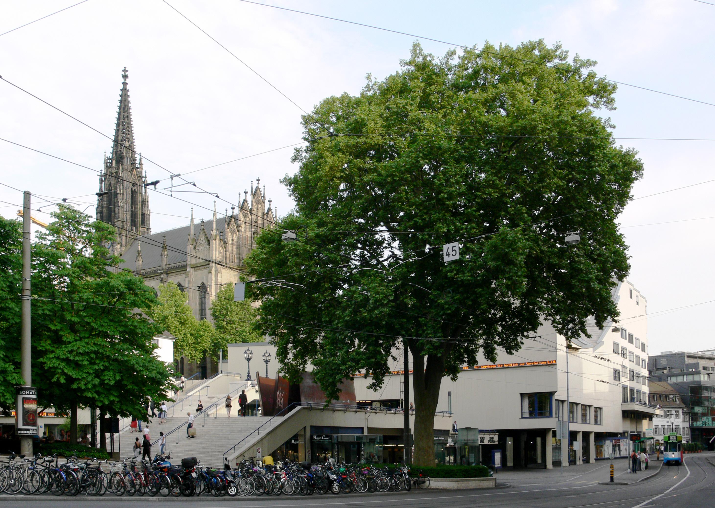 Theater Basel und Elisabethenkirche