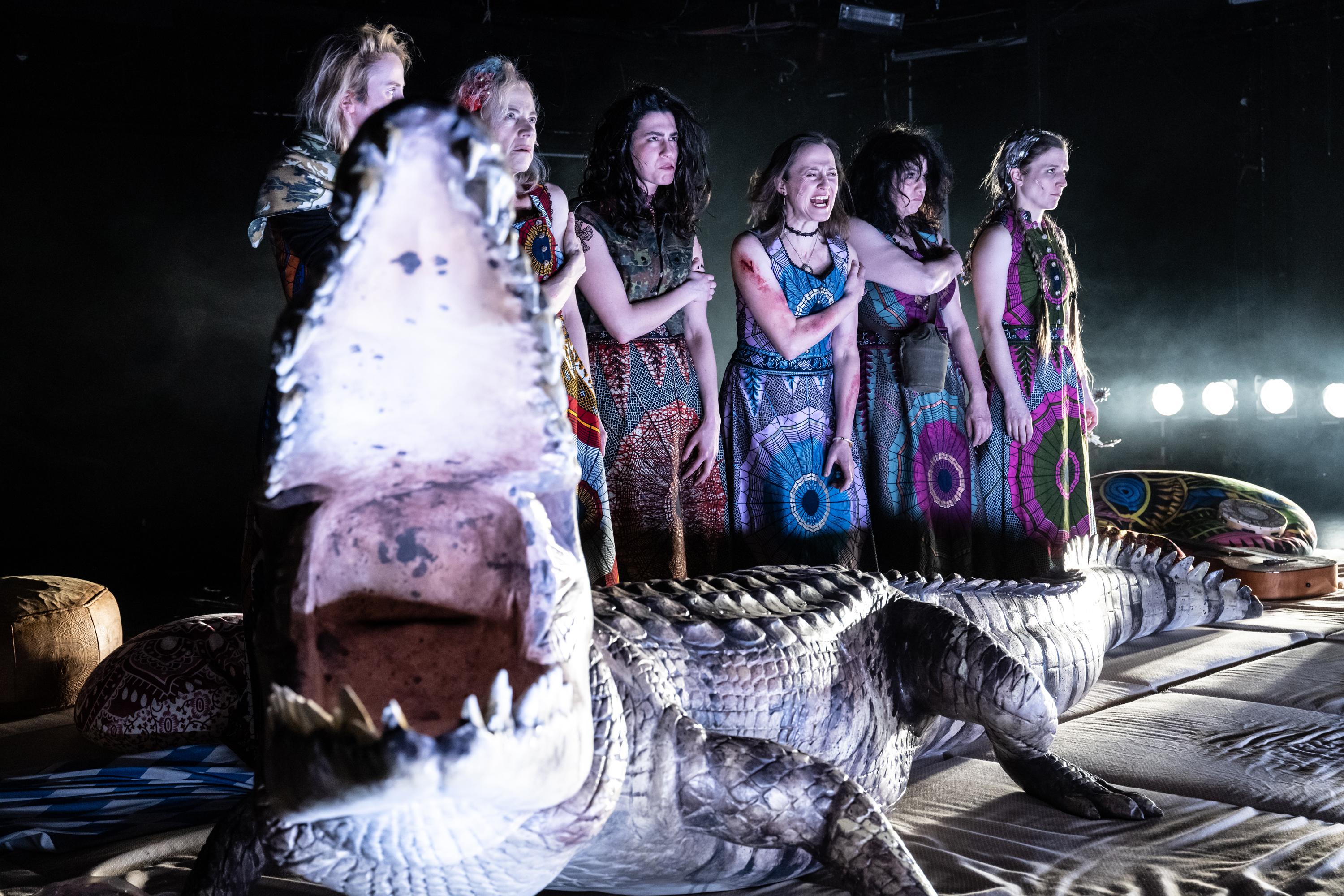 Mareike Beykirch, Barbara Melzl, Anna Bardavelidze, Barbara Horvath, Katja Jung, Lisa Stiegler in „Bavaria“, in der Regie von Guillermo Calderón Foto: Sandra Then