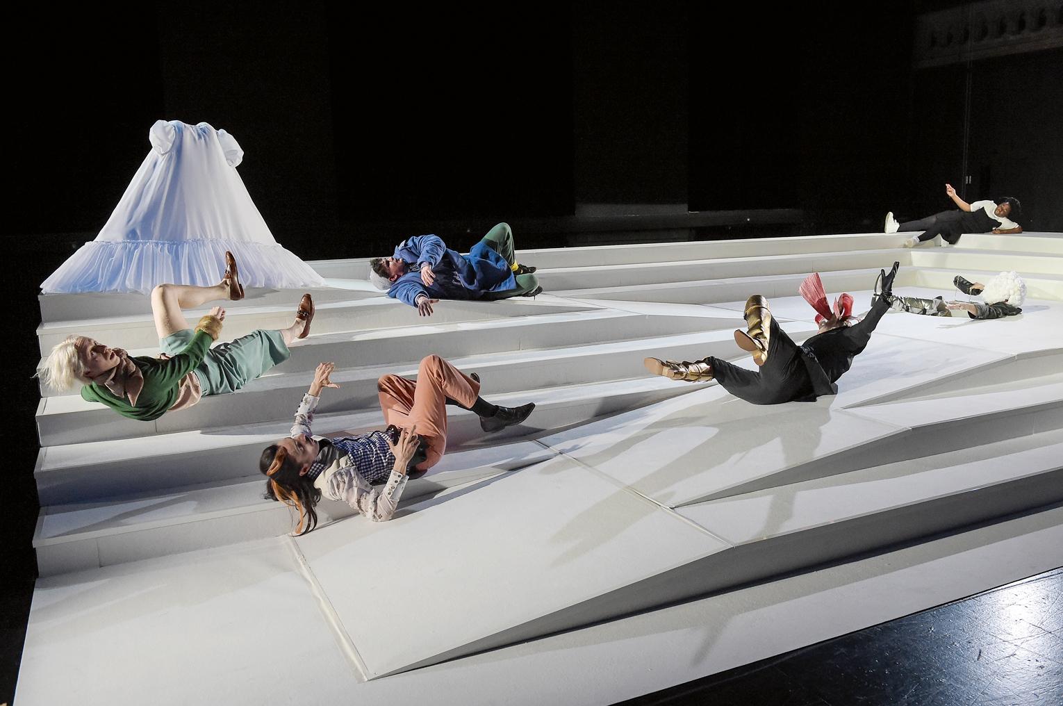 Was haben wir gelernt? Das Ensemble der Uraufführung von „Verfahren“ in der Regie von Marie Bues am Saarländischen Staatstheater in Kooperation mit dem Theater Rampe Stuttgart. Foto Martin Kaufhold