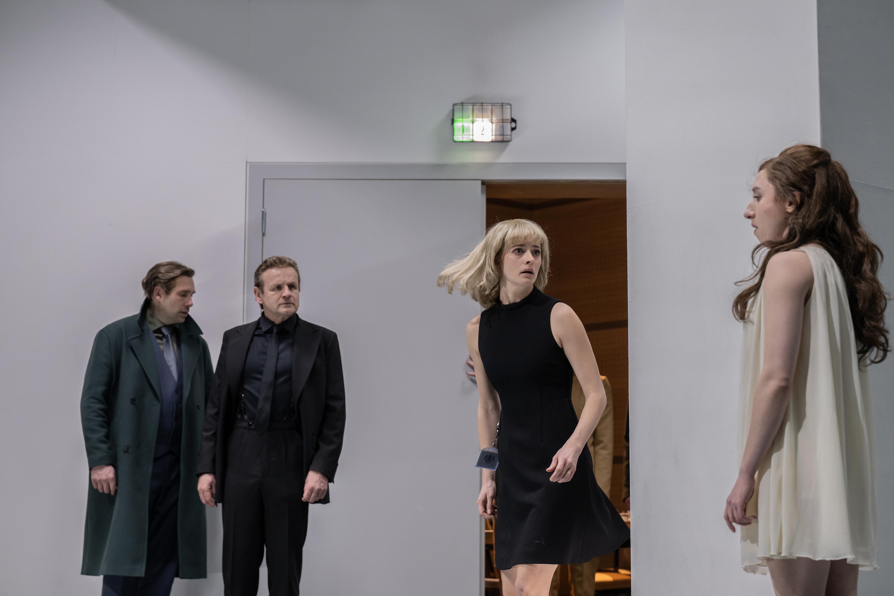 Simon Zagermann, Oliver Stokowski, Linda Blümchen, Vassilissa Reznikoff in „Antigone“ in der Regie von Mateja Koležnik. Foto Sandra Then