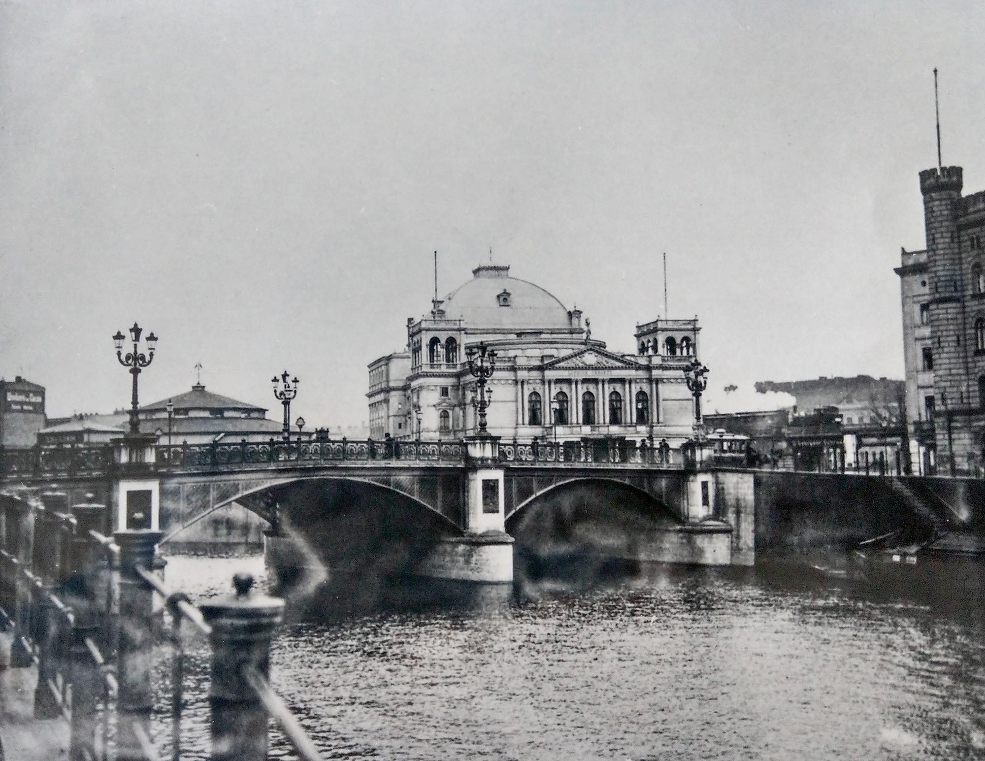 Das Dach von Circus Krembser hinter der Kronprinzenbrücke; rechts daneben das Lessingtheater (ca. 1895).