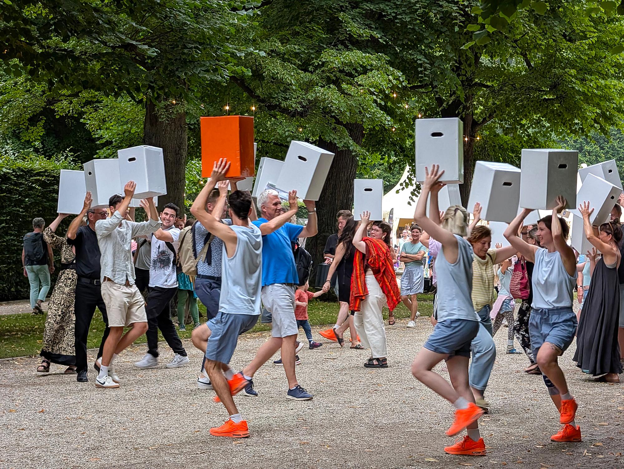 Care With Handle (Halt mal Kurz), Benjamin Richter Company © Albert Kerner