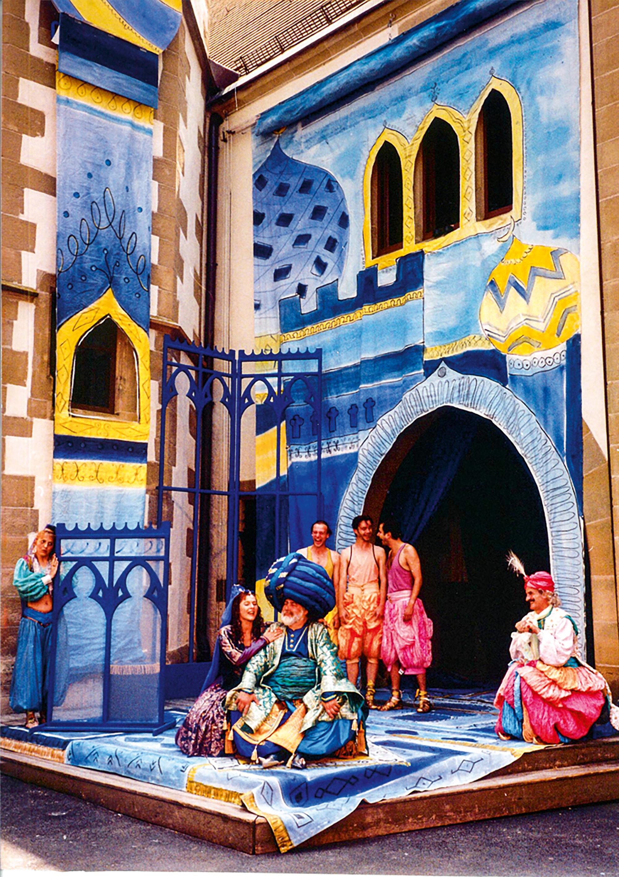 1994: „Aladin und die Wunderlampe“ Josefine Merkatz (Sitta, Kammerfrau, ganz links), Anna Schwemmer (Sultans Tochter), Klaus Schürmann (Sultan)