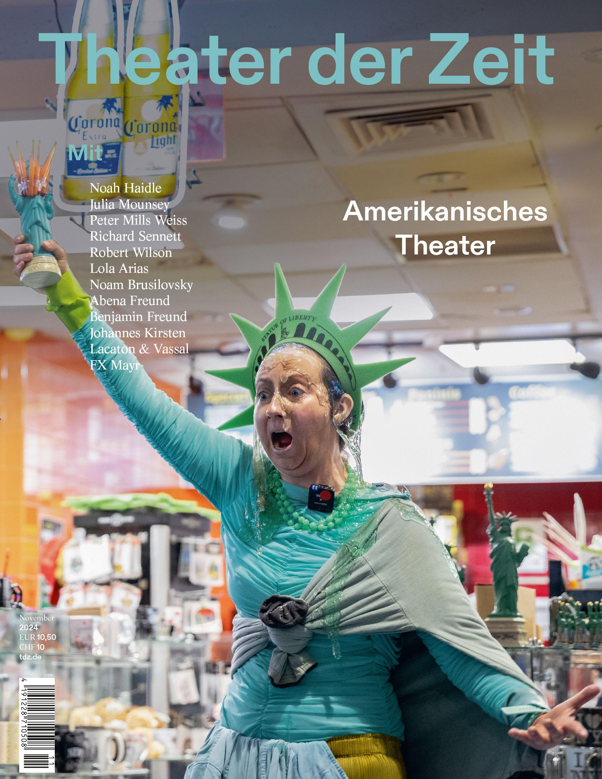 Alex Tatarsky in „The Future Is For/ Boating“ von Pat Oleszkos, kuratiert von ACOMPI für die Galerie David Peter Francis, Juni 2024, vor dem Lady Liberty Deli im St. George Terminal, Staten Island, New York