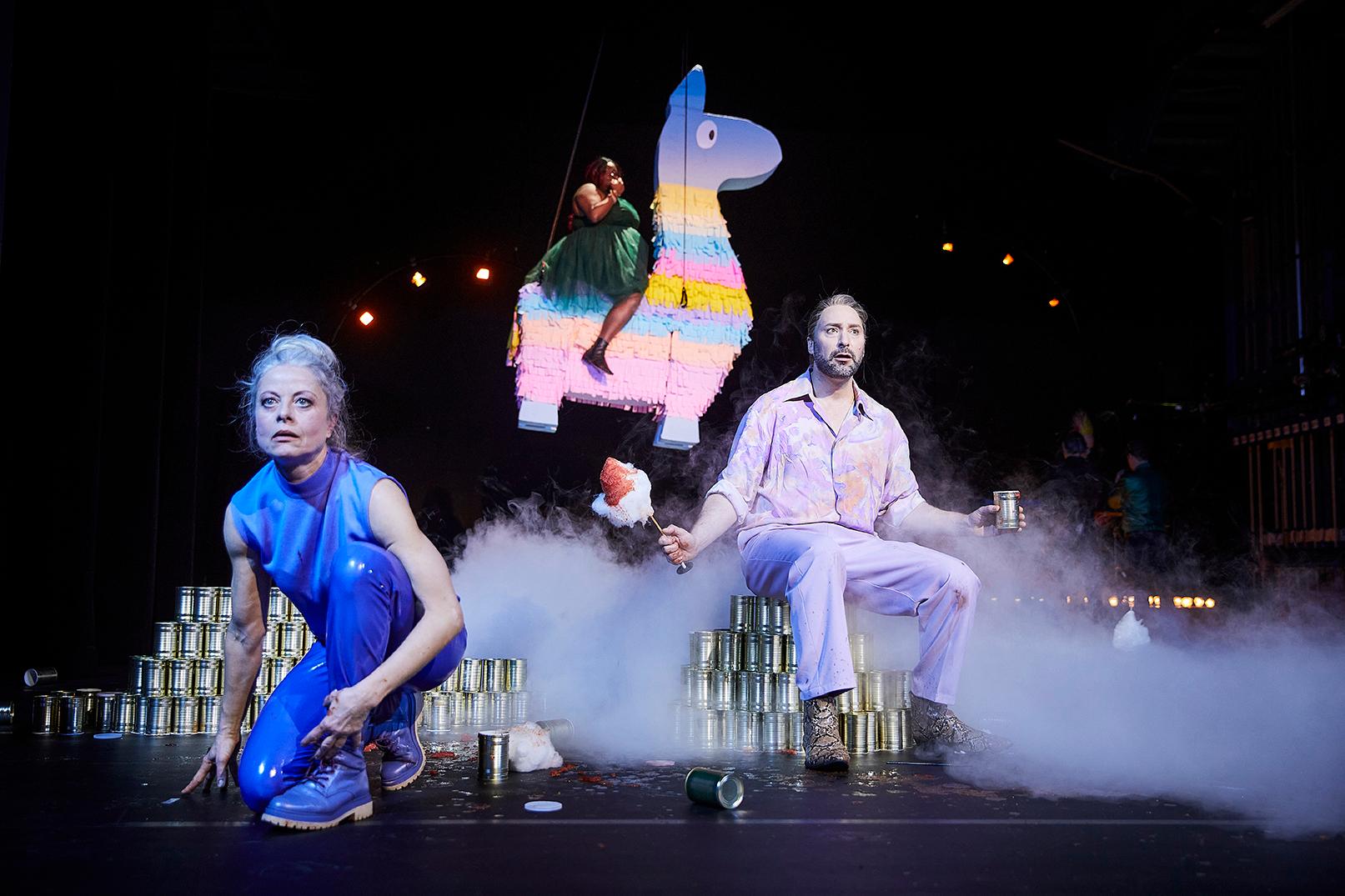 Theater Lübeck: Astrid Färber, Samantha Ritzinger und Henning Sembritzki in „BOMB. Variationen über Verweigerung“ in der Regie von Sapir Heller