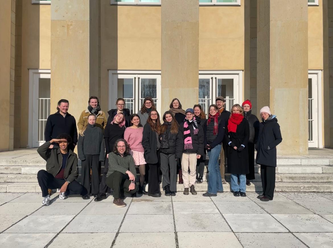 Die Teilnehmer:innen des fünften Jahrgangs der Akademie für zeitgenössischen Theaterjournalismus, die Leiter:innen der Akademie Esther Boldt und Philipp Schulte sowie die TdZ-Online-Redakteurinnen Nathalie Eckstein und Lina Wölfel.