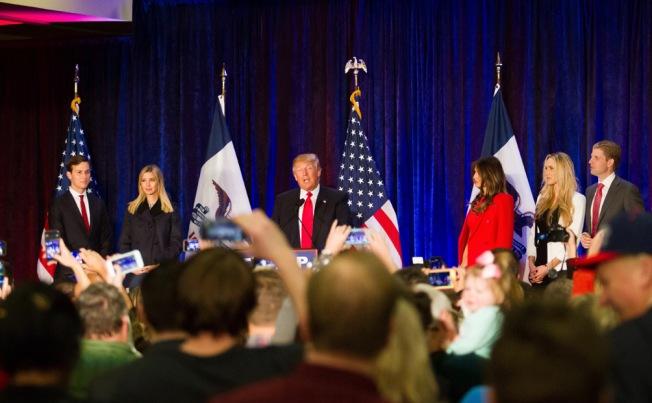 Donald Trump auf einer Wahlkampfveranstaltung 2016, v.l.n.r. Schwiegersohn Jared, Tochter Ivanka, Donald Trump, Ehefrau Melania, Schwiegertochter Lara und Sohn Eric. Foto: Max Goldberg / Lizenz: CC BY 2.0