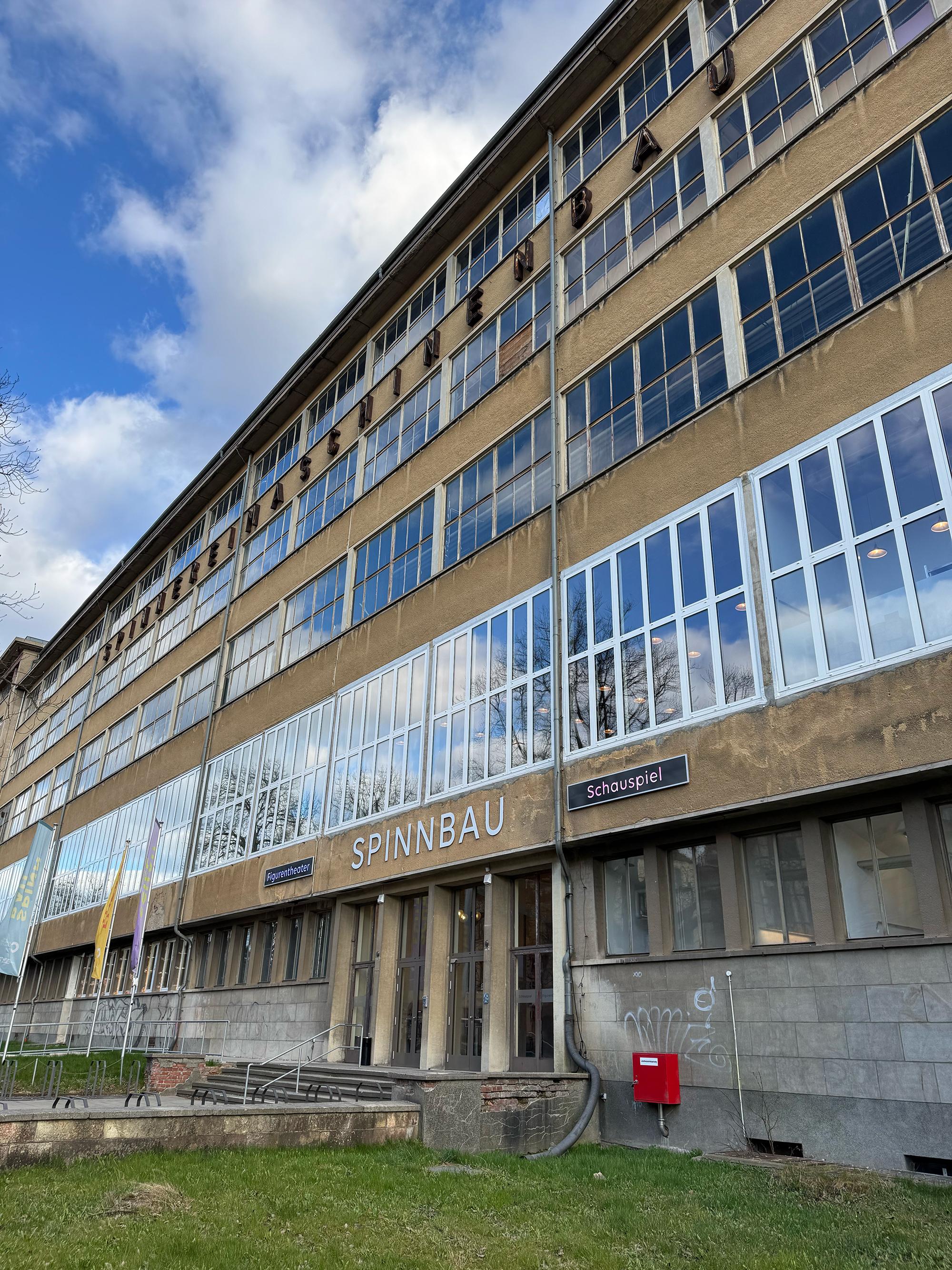 Der Spinnbau in Chemnitz: Vom industriellen Erbe zur kulturellen Zwischenlösung – ein Provisorium, das die politische Stagnation im Umgang mit dem Schauspielhaus schmerzlich sichtbar macht.