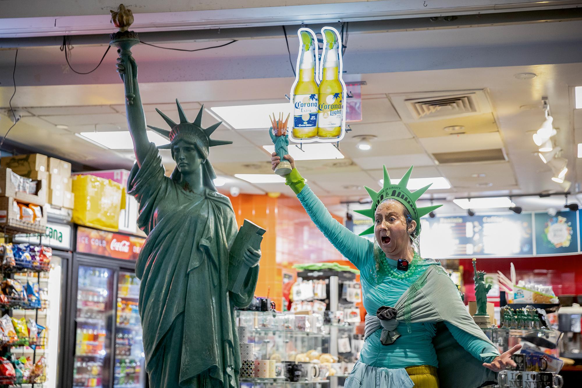 Alex Tatarsky in „The Future Is For/Boating“ von Pat Oleszkos, kuratiert von ACOMPI für die Galerie David Peter Francis, Juni 2024, mit einem augenzwinkernden siebenminütigen Monolog vor dem Lady Liberty Deli im St. George Terminal, Staten Island, in dem die Erschöpfung der Lady Liberty verkörpert wird
