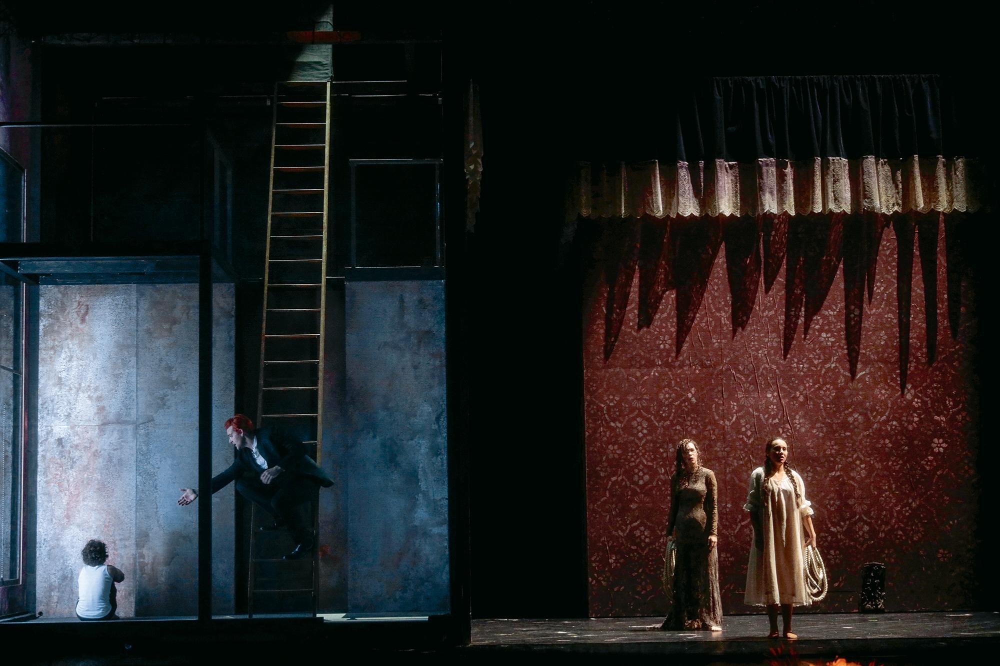 Britten – THE TURN OF THE SCREW (Freiburg 2019, Regie: Peter Carp); v. l. n. r.: Thomas Heinen, Joshua Kohl