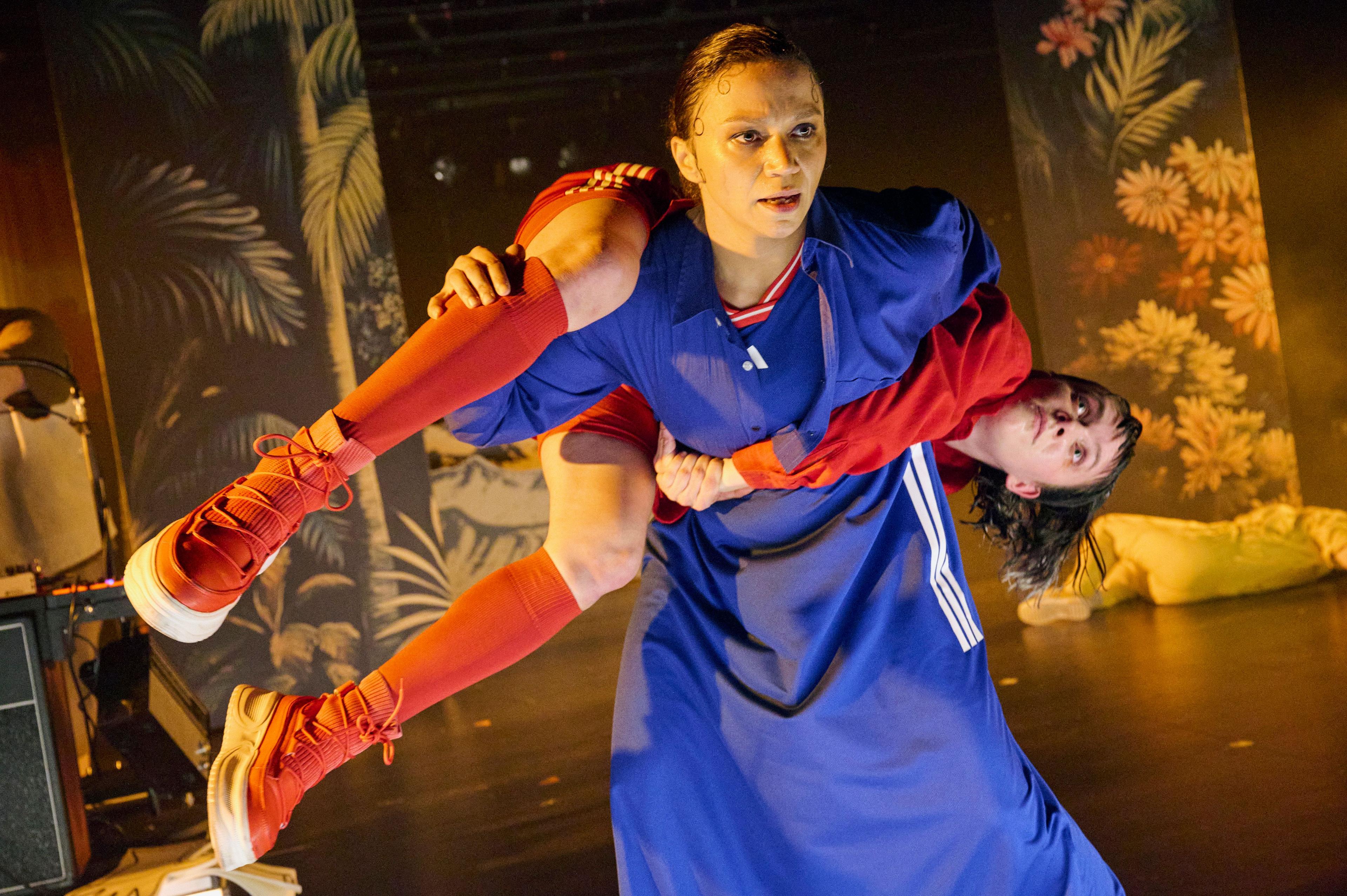 Zazie Cayla und Katharina Brehl in „Vor die Hunde“, Regie Sarah Franke am Staatstheater Kassel. Foto Katrin Ribbe