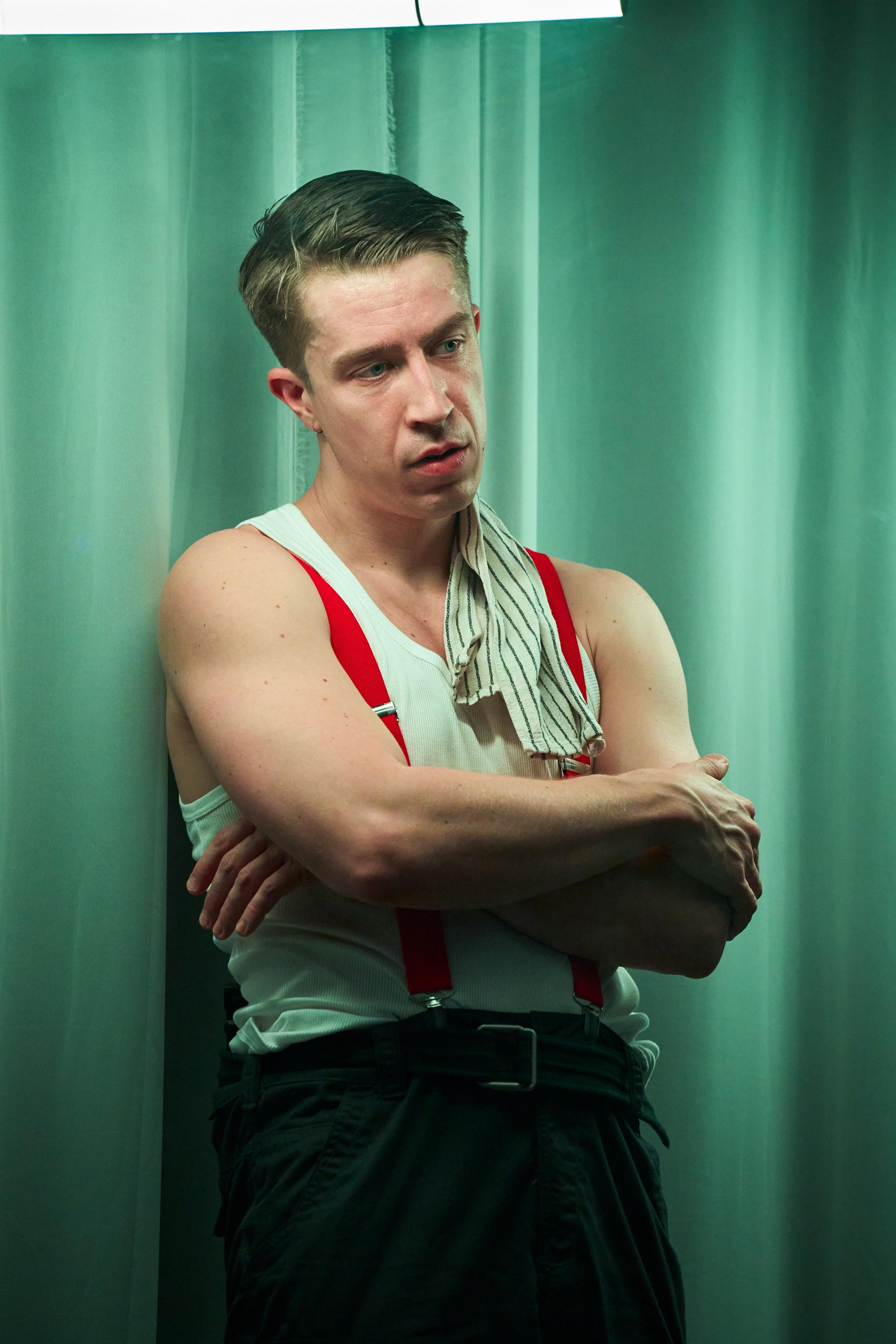 Wenn die Realität härter ist, als jede Fiktion: „Dennis“ // from skin(head) to bone von und mit Lukas David Schmidt am Ballhaus Prinzenallee.