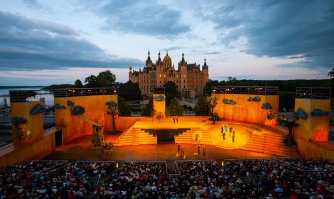 „Die Zauberflöte“, 2009, I: Arturo Gama, ML: Matthias Foremny, B: Olaf Grambow, K: Bettina Lauer. Ensemble. Foto Silke Winkler