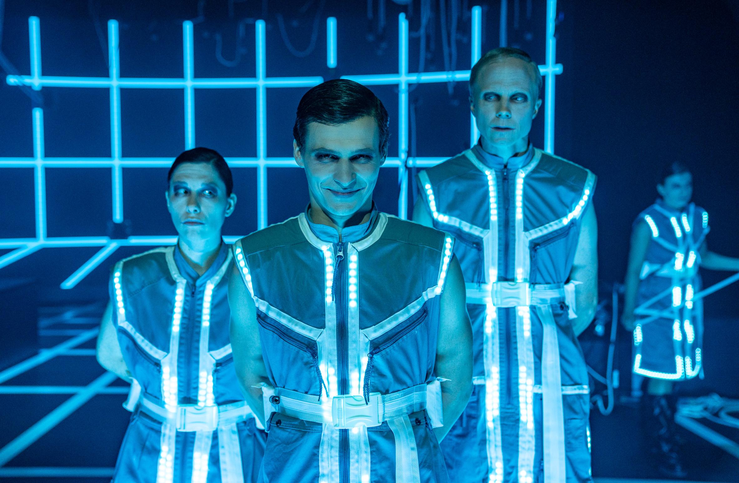 Hält die angeblich größte Show aller Zeiten, was sie verspricht? Lars Werners „Das Ende des Westens“ in der Regie von Łukasz Ławicki am Oldenburgischen Staatstheater.