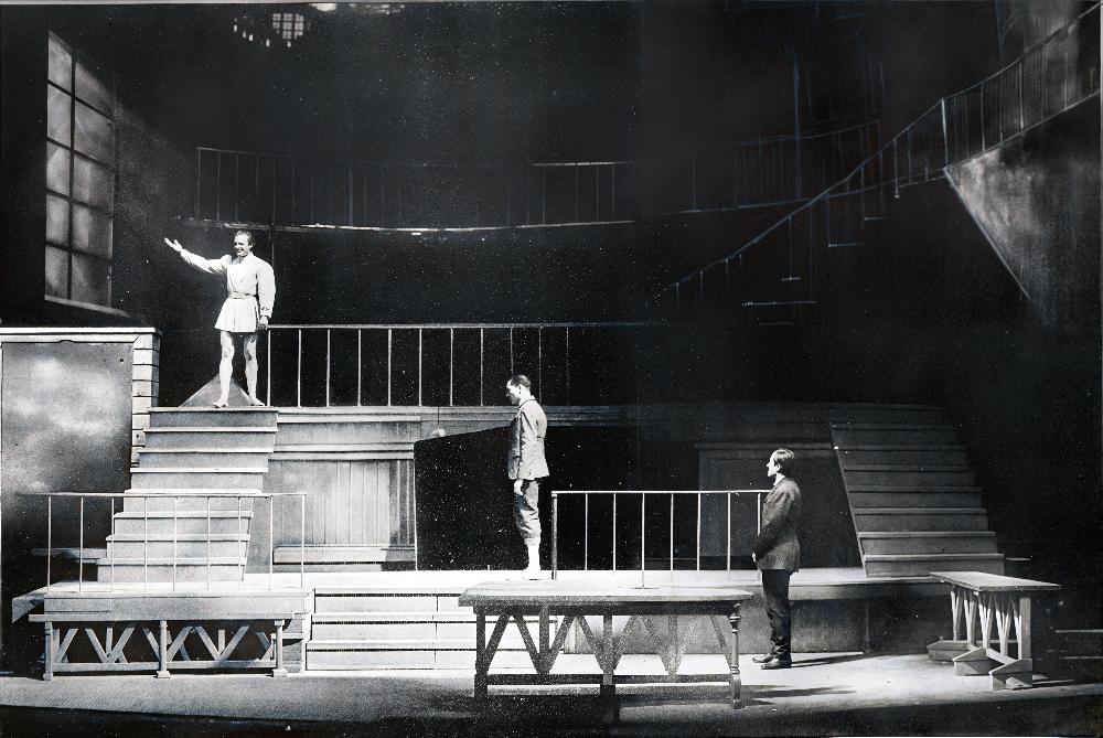 Treppe als bleibendes Element in wechselndem Bühnenbild zu Hebbels „Agnes Bernauer" im Deutschen Thealer Berlin. Entwurf: Traugott Müller, 1940