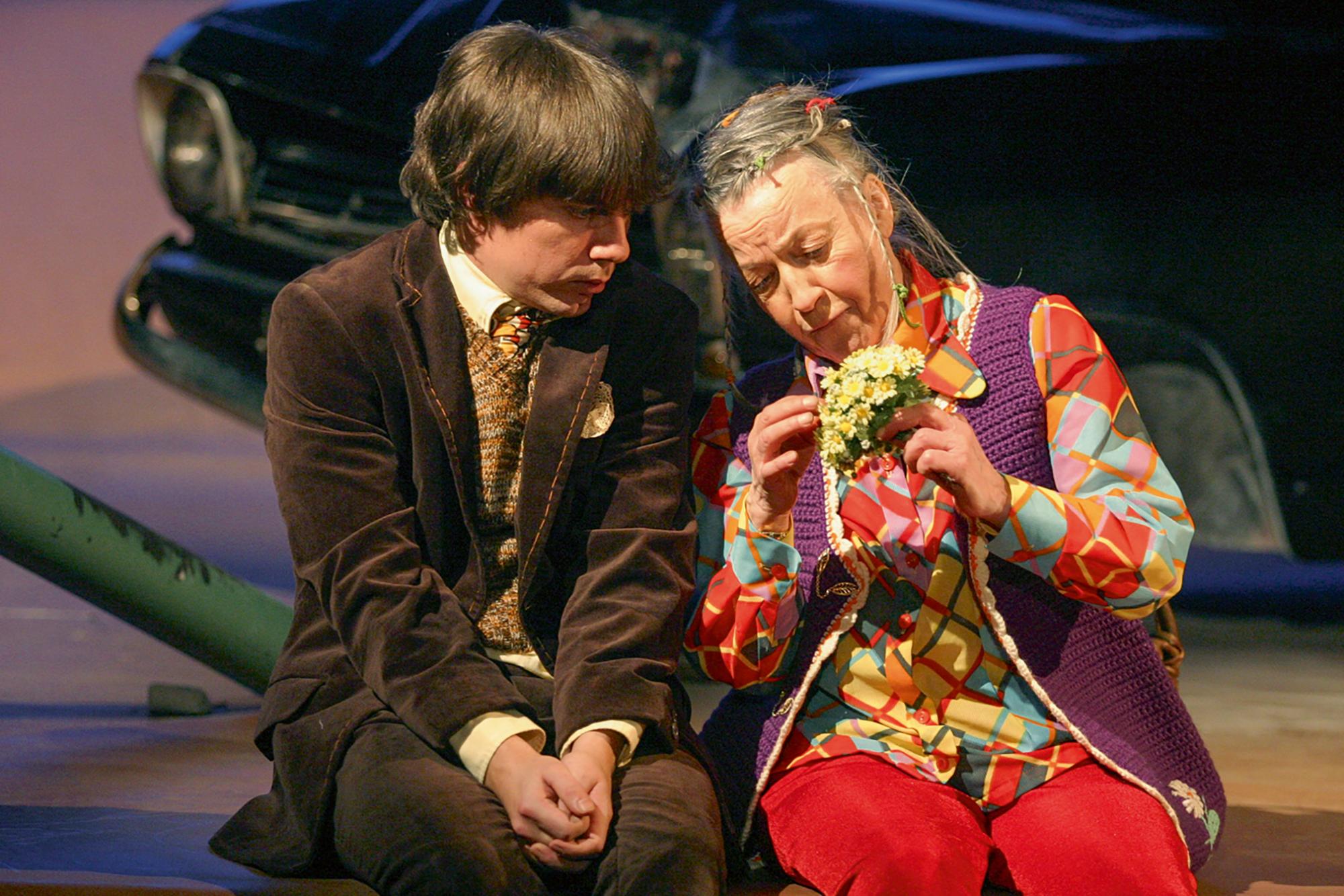 Regine Lutz als Maude und Andreas Bisowski als Harold in Colin Higgins’ Tragikomödie „Harold & Maude“ im Theater Tribüne Berlin in der Regie von Bernd Mottl (2005)