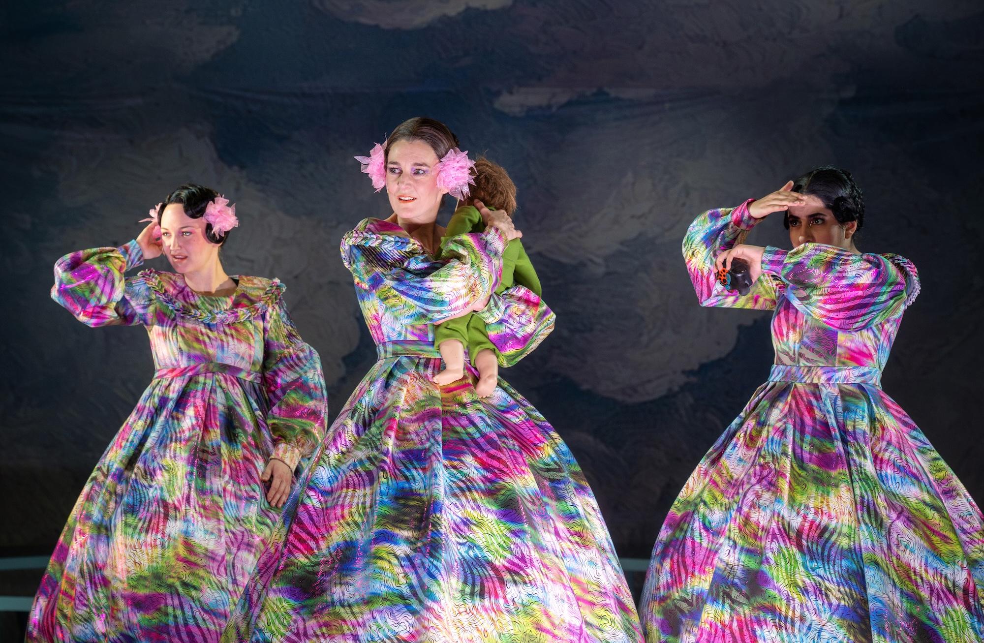 Am Nationaltheater Mannheim bringt Regisseurin Charlotte Sprenger Emily Brontës „Sturmhöhe“ als düstere Bühnenadaption auf die Bühne. Gemeinsam mit Aleksandra Pavlović und Olivia Ebert verknüpft sie den Klassiker mit der Biografie der Brontë-Schwestern – und trifft damit den Nerv einer jungen Generation zwischen Leidenschaft, Gewalt und gesellschaftlichen Zwängen.