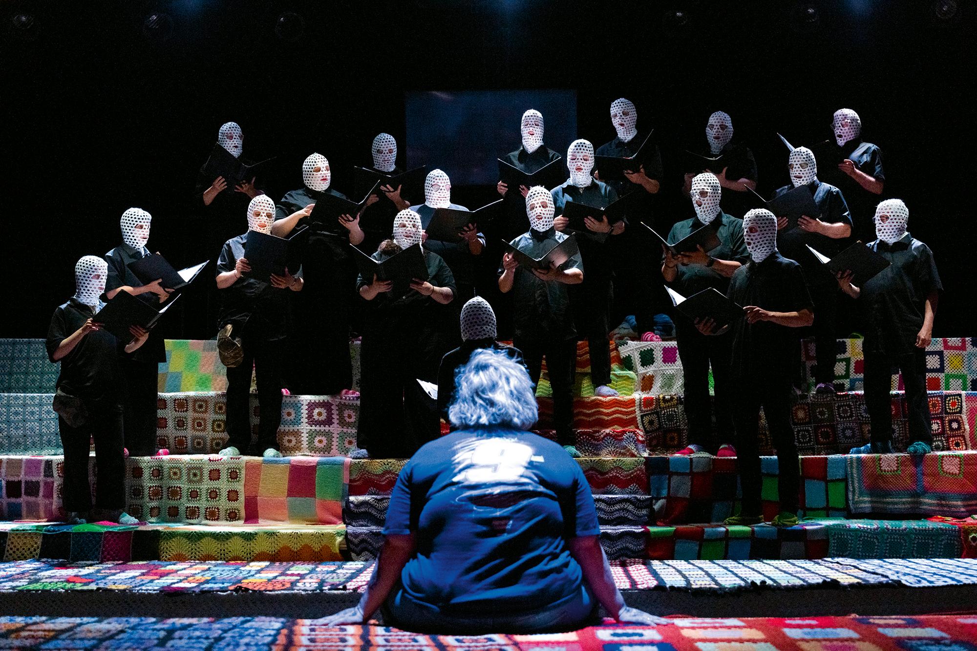 Szenen aus „Surveillée et punie“ (deutsch: überwacht und bestraft). Libretto Safia Nolin, Jean-Philippe Baril Guérard, Musik Safia Nolin, Vincent Legault, Idee und Regie Philippe Cyr. Gastspiel Théâtre Prospero, Montréal