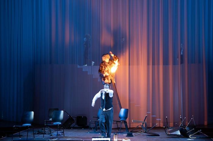 Frank Röder und Stephan Clemens in „Der Prozess“ in der Regie von Malte Kreutzfeldt am Theater Ulm. Foto Kerstin Schomburg