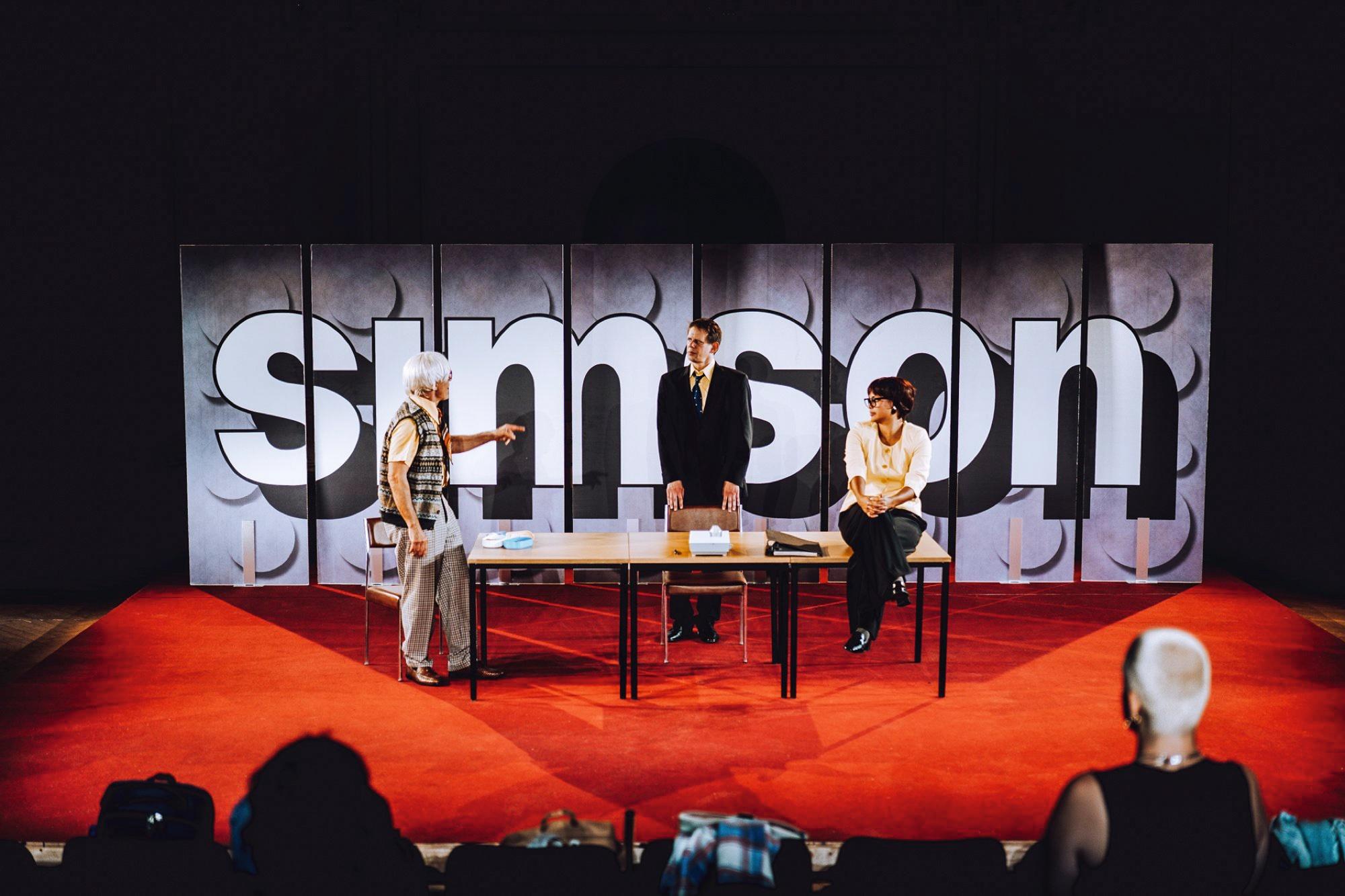 Knapp 150 Jahre Firmengeschichte im Theater: Das Dokumentarstück „Freiheit:Simson“ von Aron Boks und Janek Liebetruth wurde im Kultursaal auf dem alten Gelände des VEB Fahrzeug- und Jagdwaffenwerk „Ernst Thälmann“ in Suhl uraufgeführt.