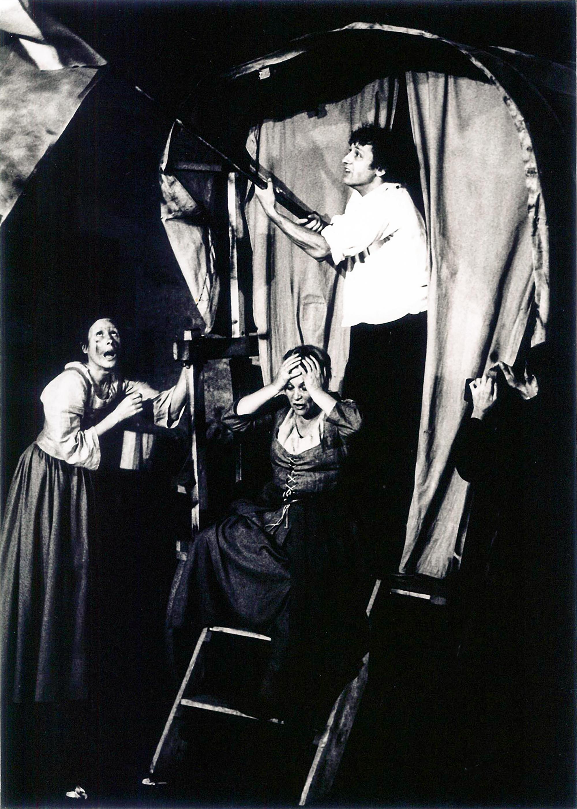 1975: „Mutter Courage und ihre Kinder“ Rosel Schaefer (Mutter Courage), Ursula Rieck (Kattrin), Karl Menrad (Schweizerkas)