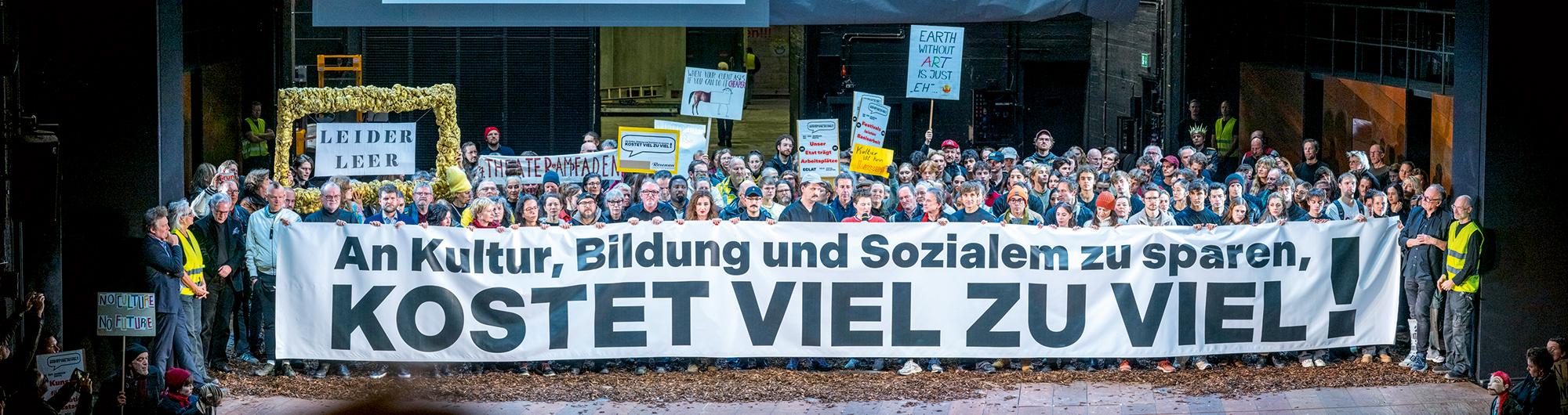 Protestaktion der Stuttgarter Kulturakteur:innen im Anschluss an die „Hamlet“-Premiere am 6.12.25