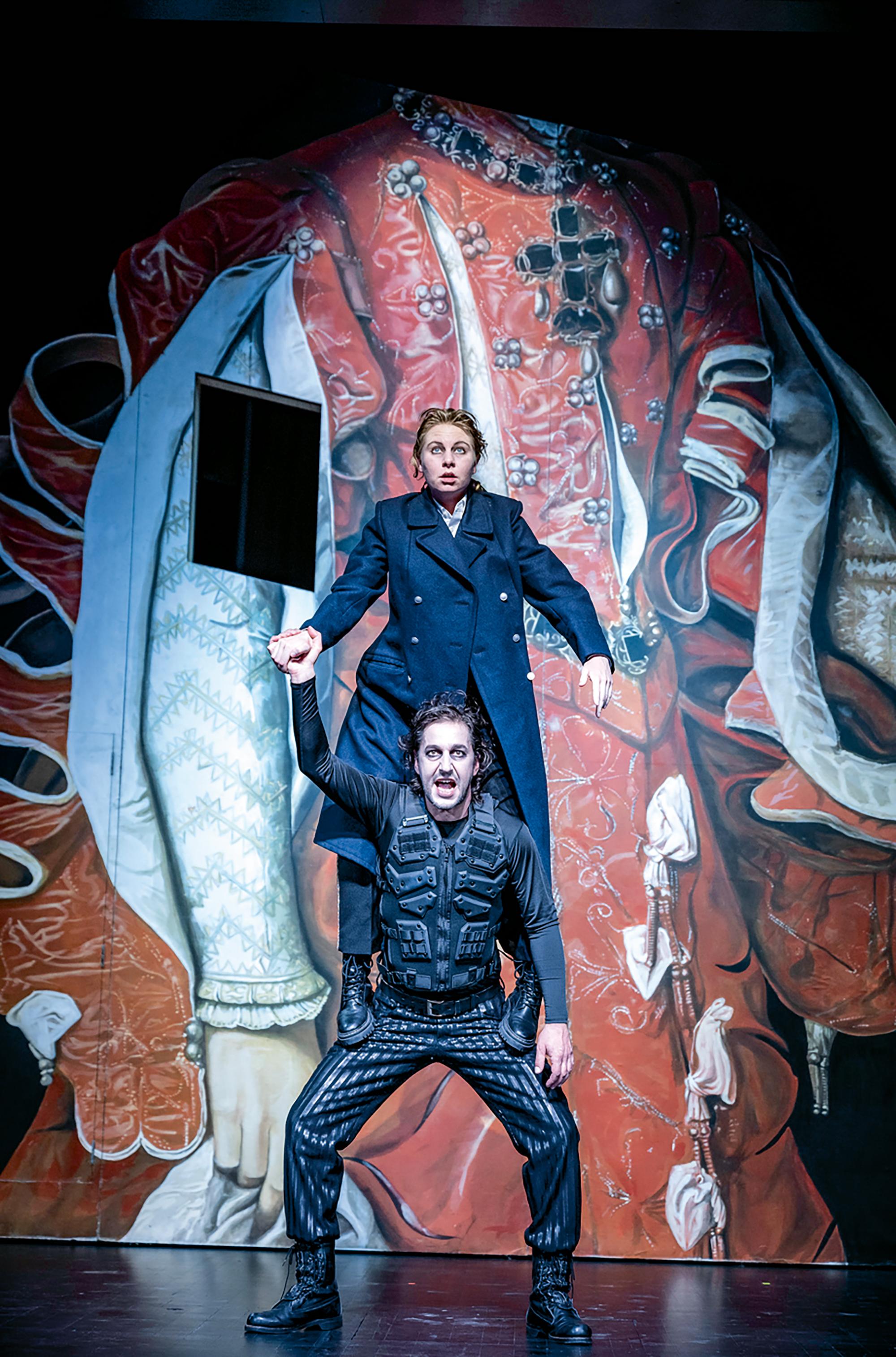 Lina Habicht und Johannes Geißer in „Don Karlos“, dramatisches Gedicht von Friedrich Schiller. Regie Henriette Hörnigk, Bühne und Kostüme Henrike Engel