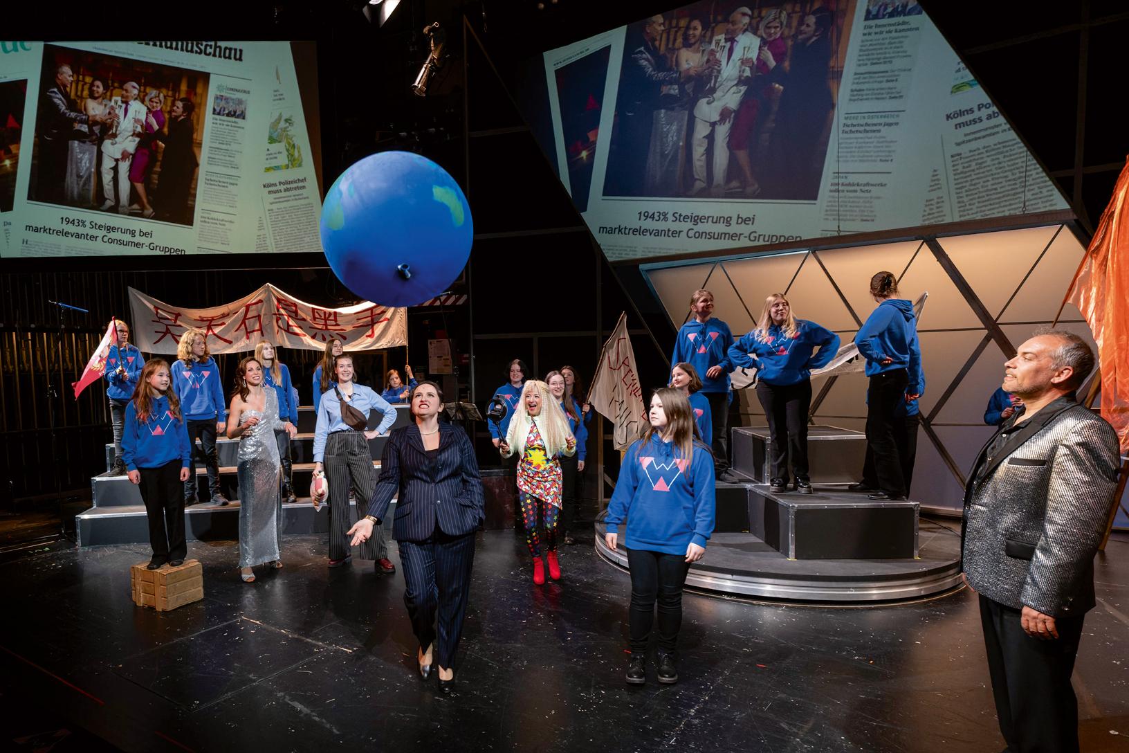 Das Ensemble von „BRAVE KIDS“ in der letzten Regie von Cathérine Miville als Intendantin des Stadttheaters Gießen.